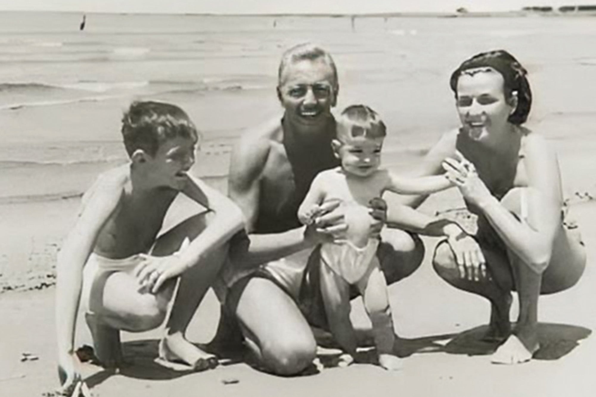 La familia durante sus tradicionales
vacaciones en Mar del Plata. “Íbamos todos los veranos, ellos aprovechaban la
temporada para trabajar. Fue una época de mucha gloria del teatro”, recuerda su
hijo mayor