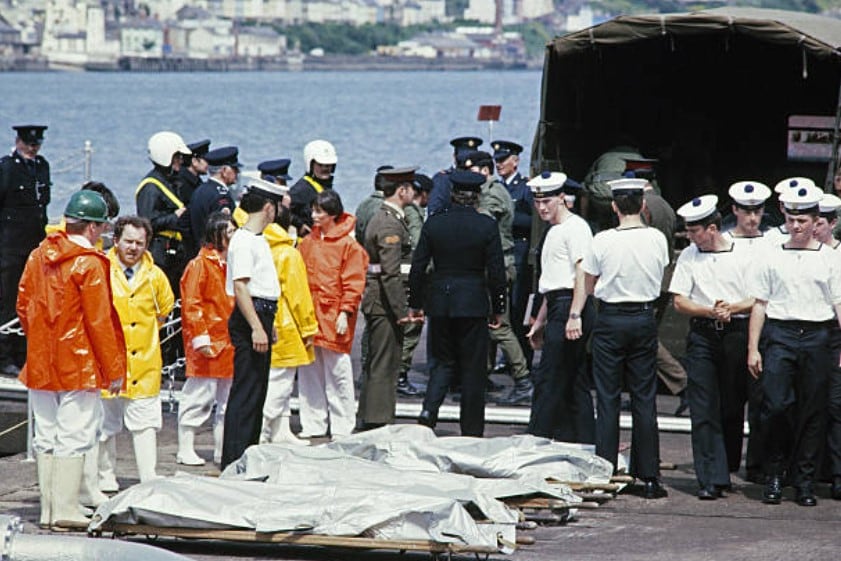 En Irlanda, mientras recuperaron los cuerpos del atentado (Foto: Getty Images)