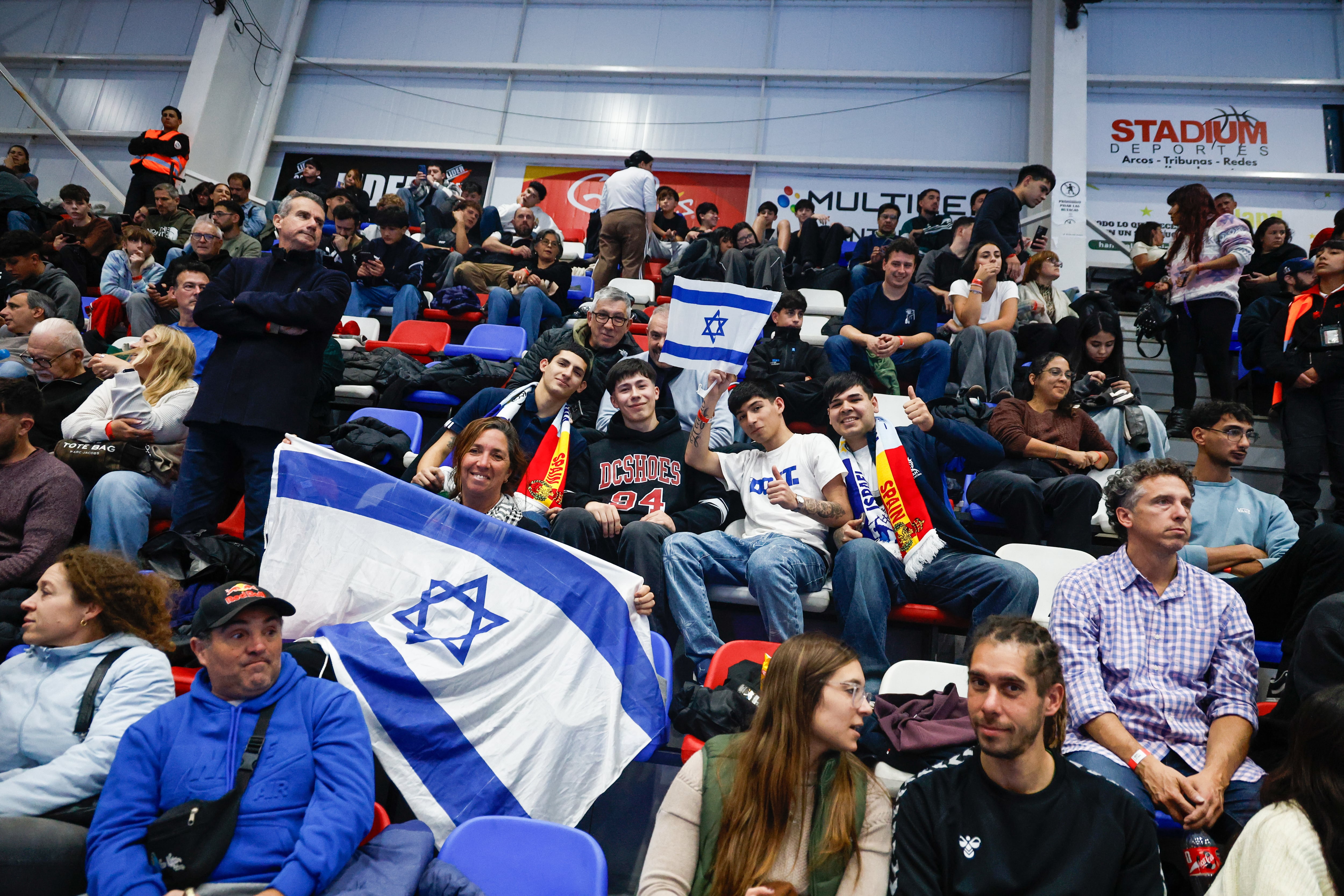 Banderas de Israel, entre el público argentino, en un partido de handball entre israelíes y españoles