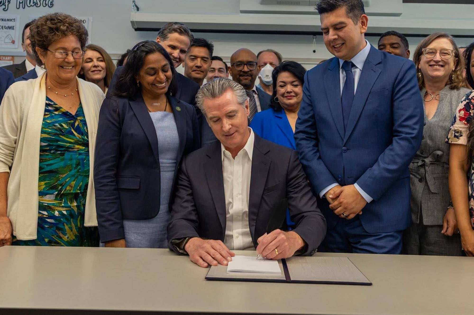 Newsom firmó la SB 168 en California mediante la cual el estado otorgará reembolsos instantáneos para quienes compren un vehículo eléctrico por primera vez