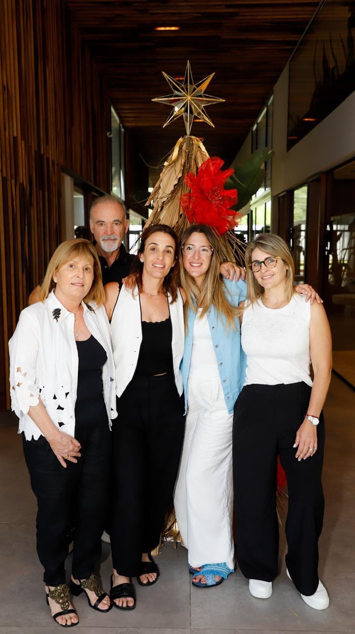 Carlos y Mónica con sus tres hijas: Débora, Cintia y Karen