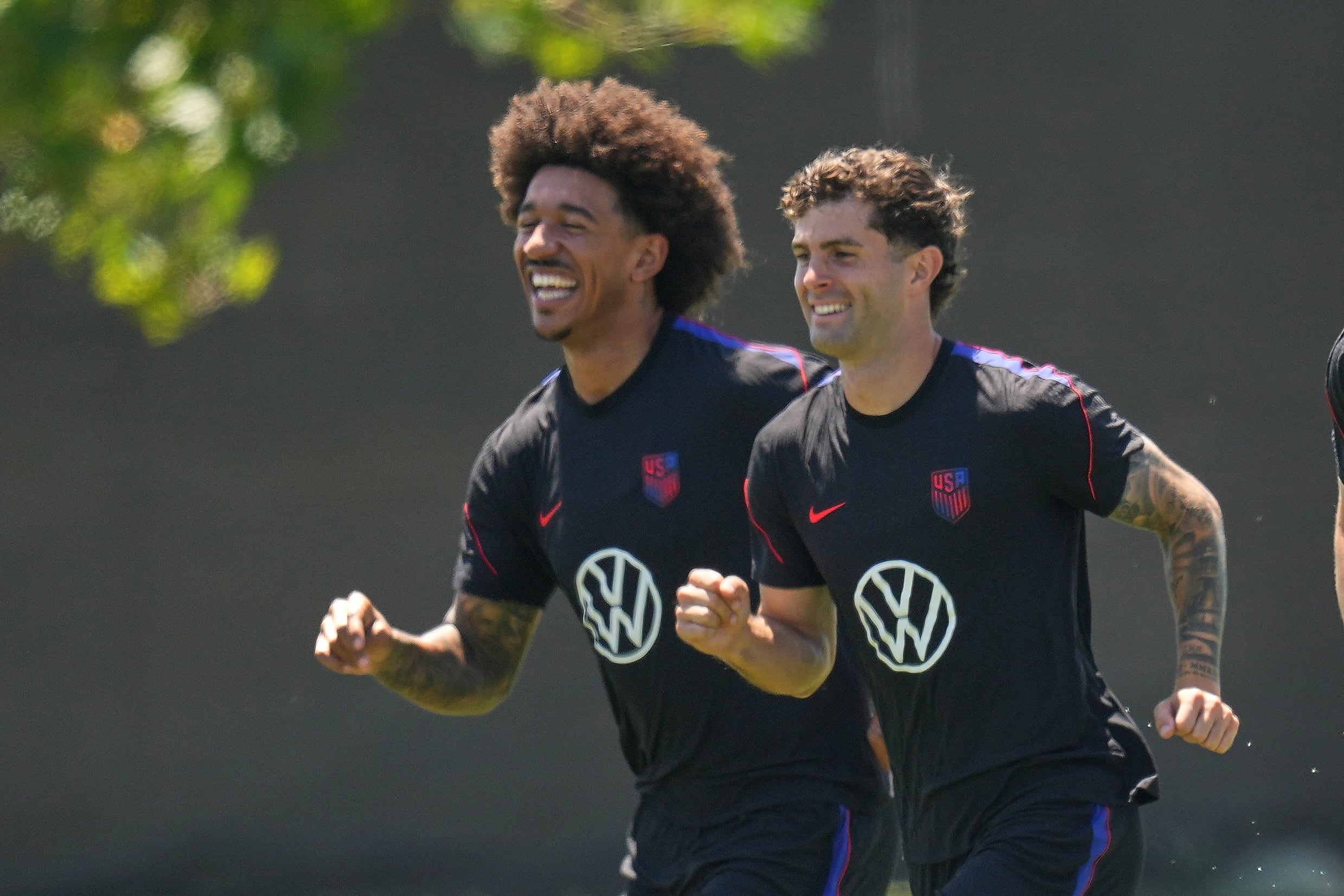 Christian Pulisic (derecha) y Chris Richards, a pura sonrisa y exigencia en un entrenamiento. (AP Foto/Andre Penner)