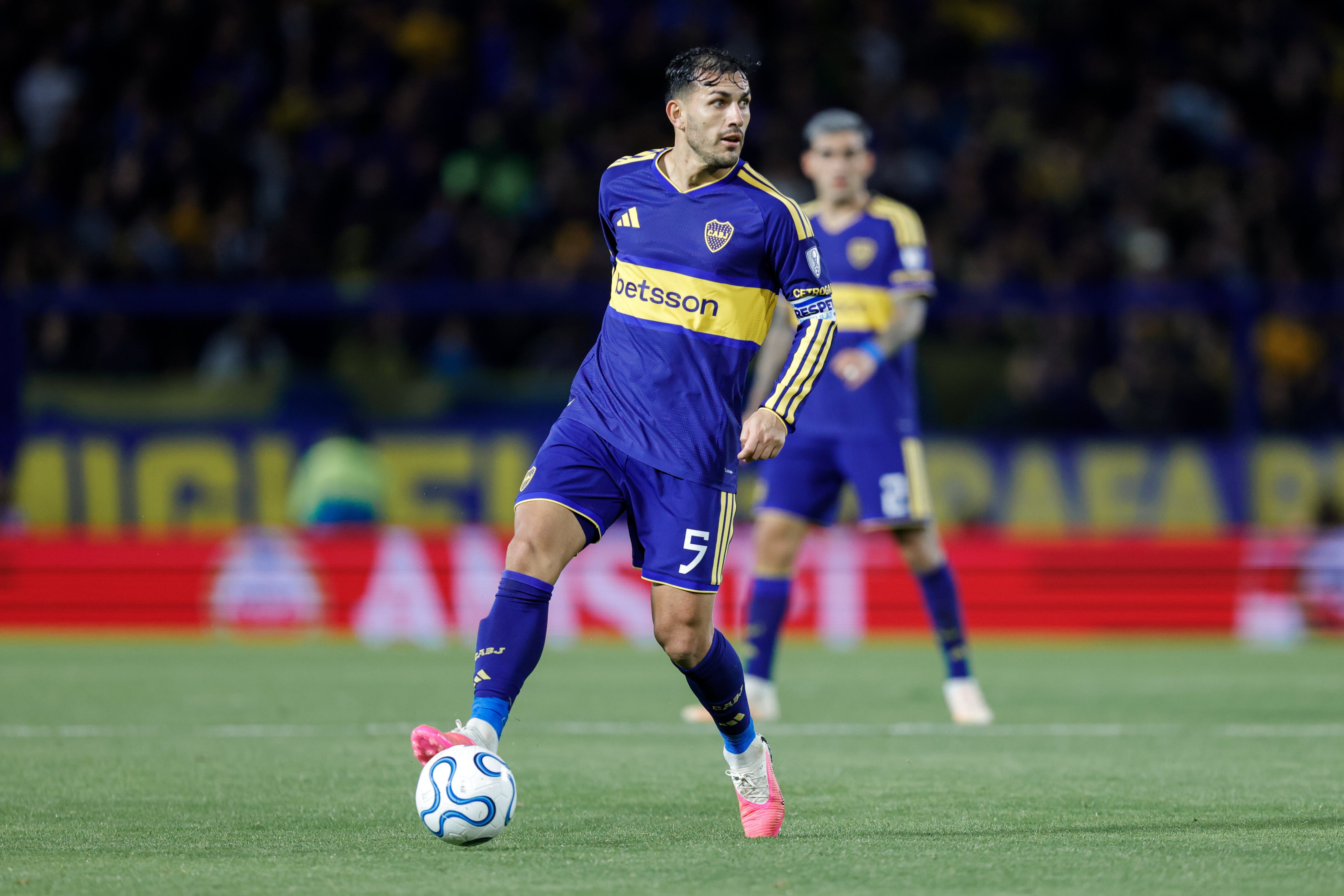 El director técnico valoró lo ayuda que le brinda Leandro Paredes a los centrales de Boca