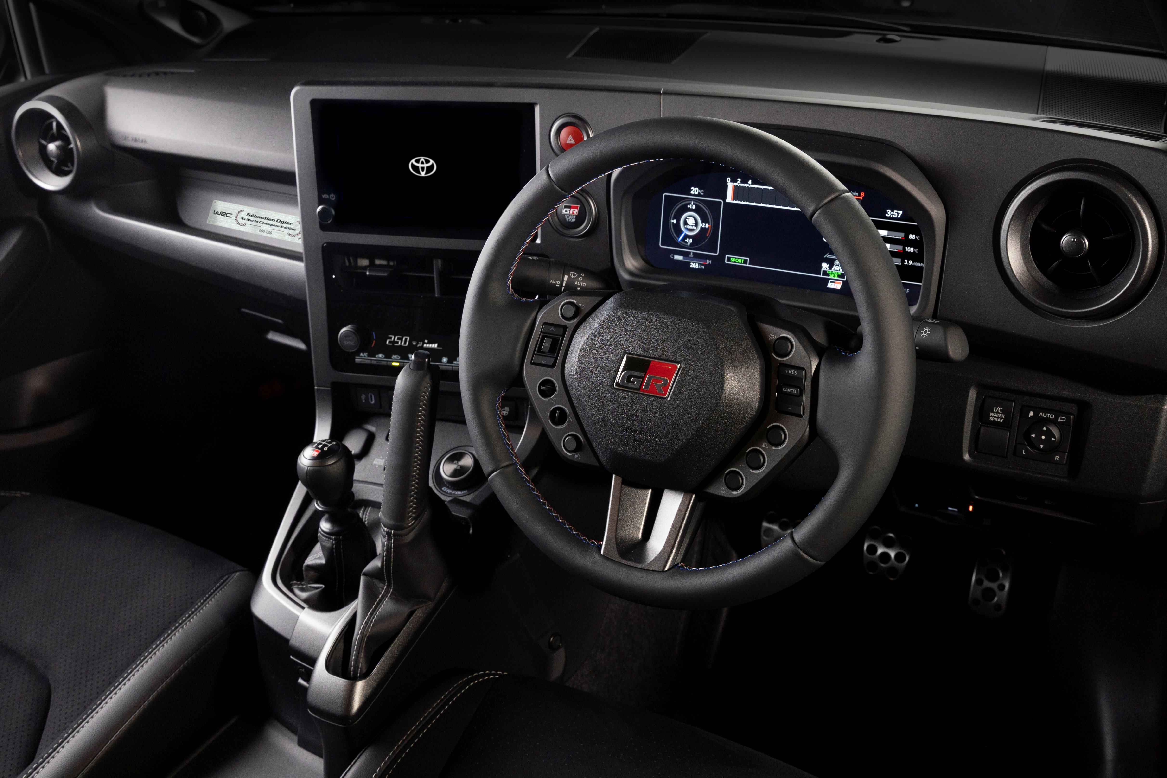 El volante adopta un diámetro más pequeño y con interruptores rediseñados