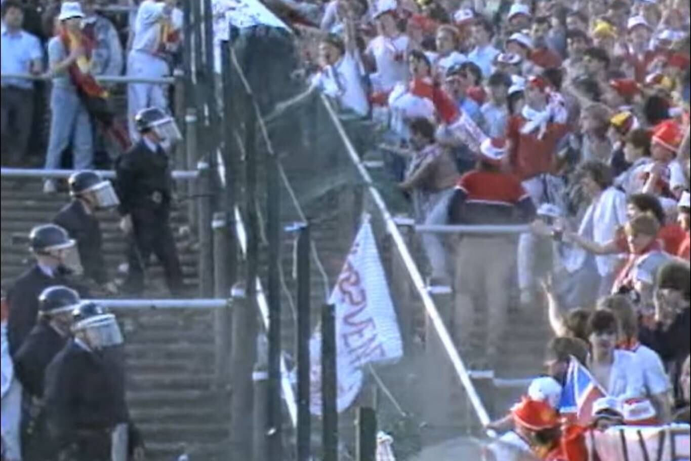 Apenas dos endebles vallas y cinco policías separaba a los violentos de Liverpool de la parcialidad