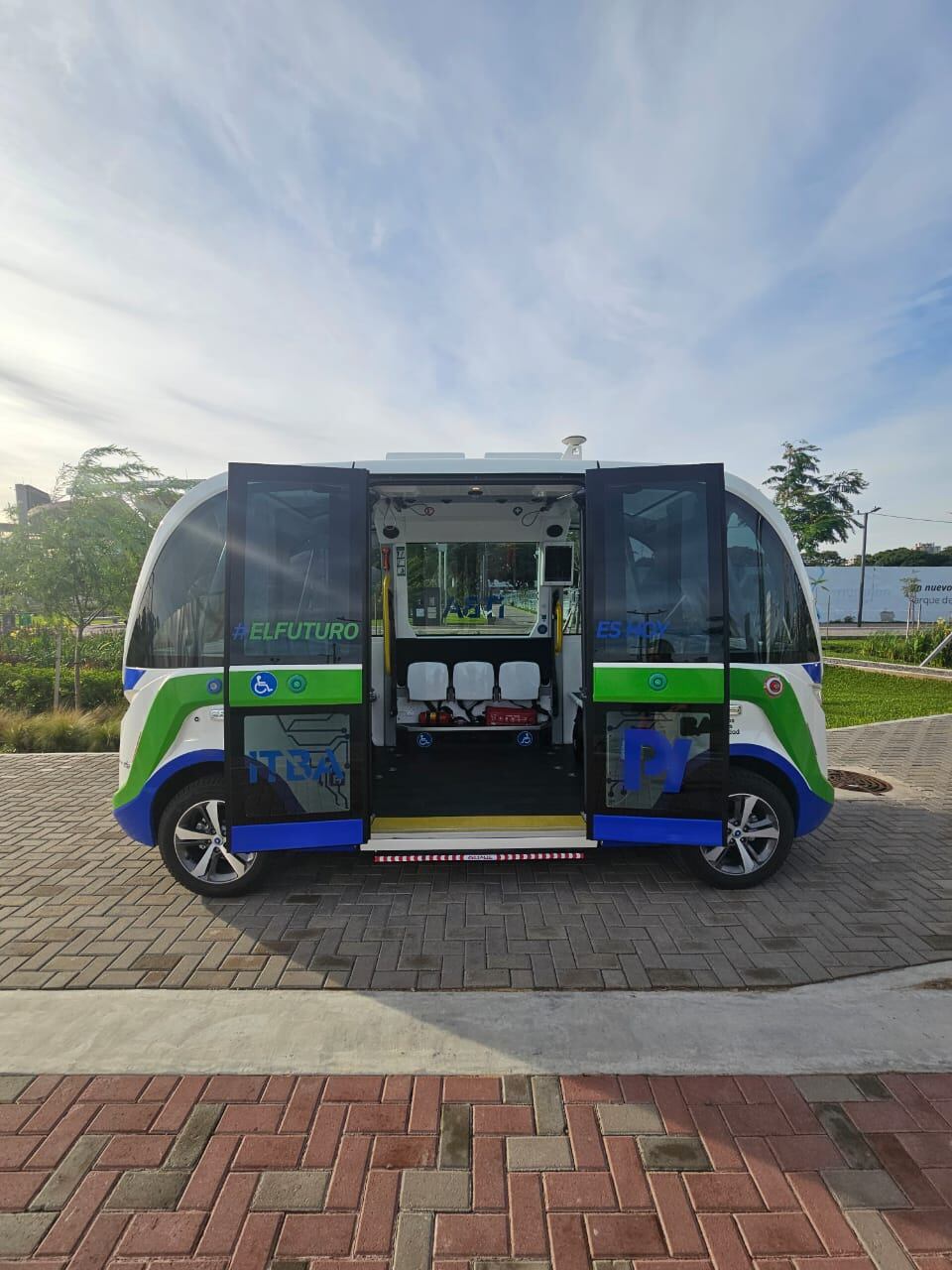 Así es el primer bus autónomo del país: lo trajo el ITBA y se puede usar para recorrer el Parque de la Innovación