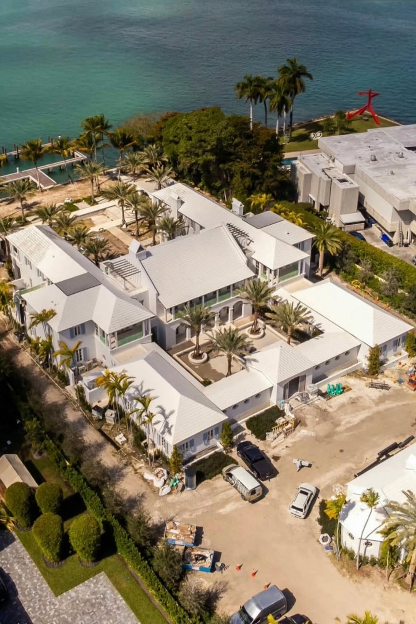 Ubicada en Miami, al oeste de Surfside, sobre la bahía de Biscayne,la casa está en uno de los enclaves más exclusivos del mundo