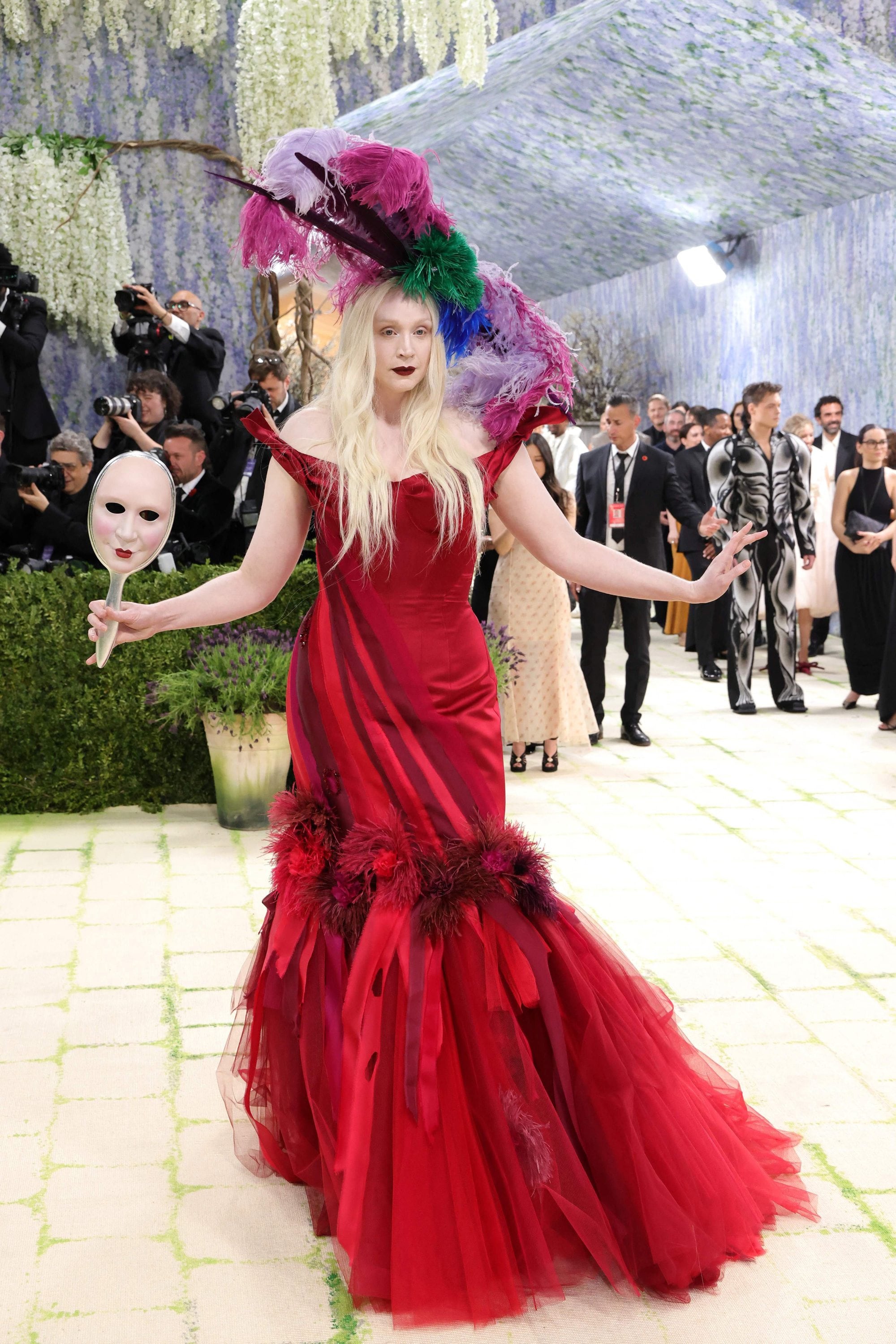 Gwendoline Christie, también miembro del comité organizador, llevó una máscara singular que combinó con su vestido rojo de sirena y un colorido tocado de plumas