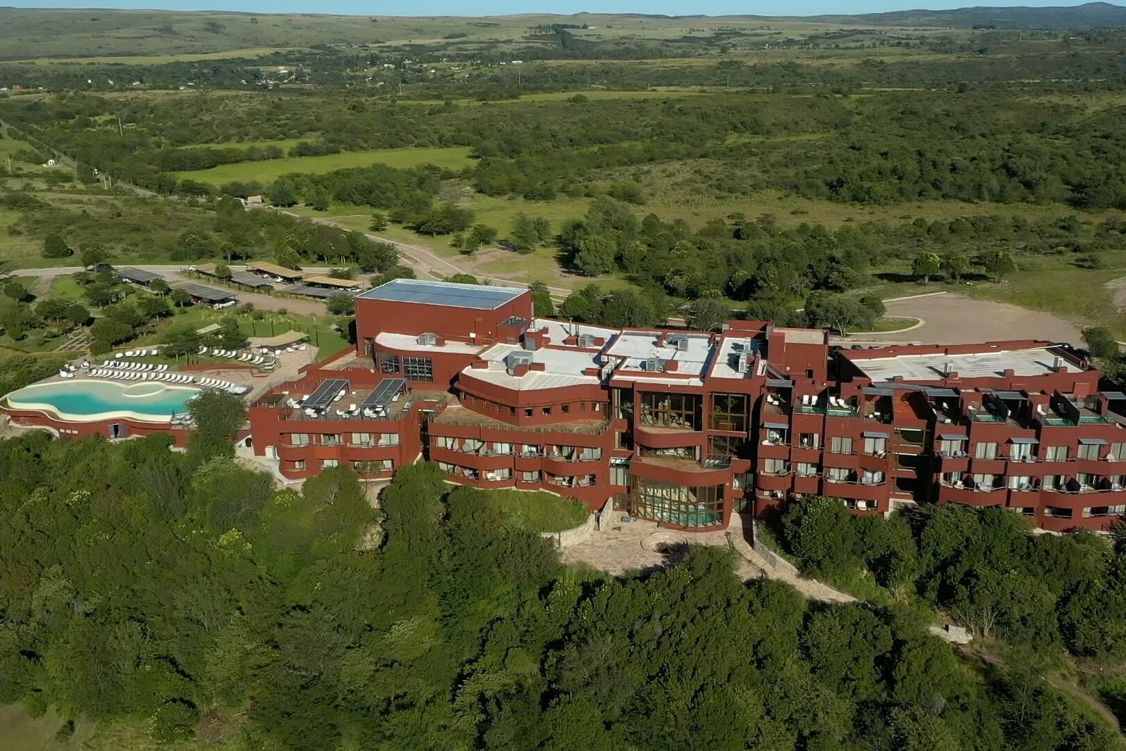 El hotel Howard Johnson en el emprendimiento Pueblo Nativo, en Villa Giardino, Córdoba