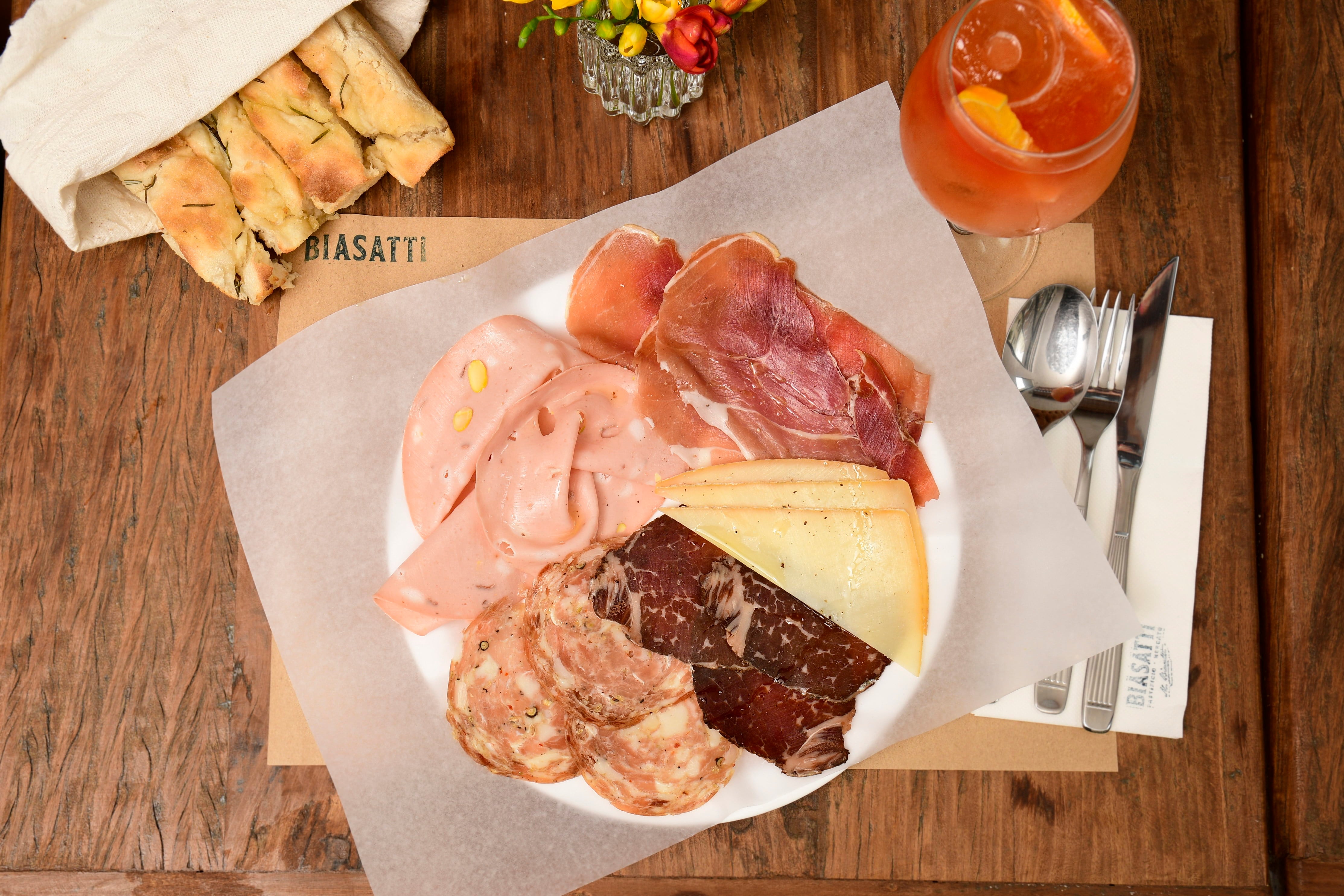 Dónde conseguir embutidos y quesos de primera en Buenos Aires 22 El menú comprende finocchiona, speck, bresaola, salame genovés y calabrese, guanciale, panceta ahumada, mortadela con pistachos y prosciutto di Parma, entre otros