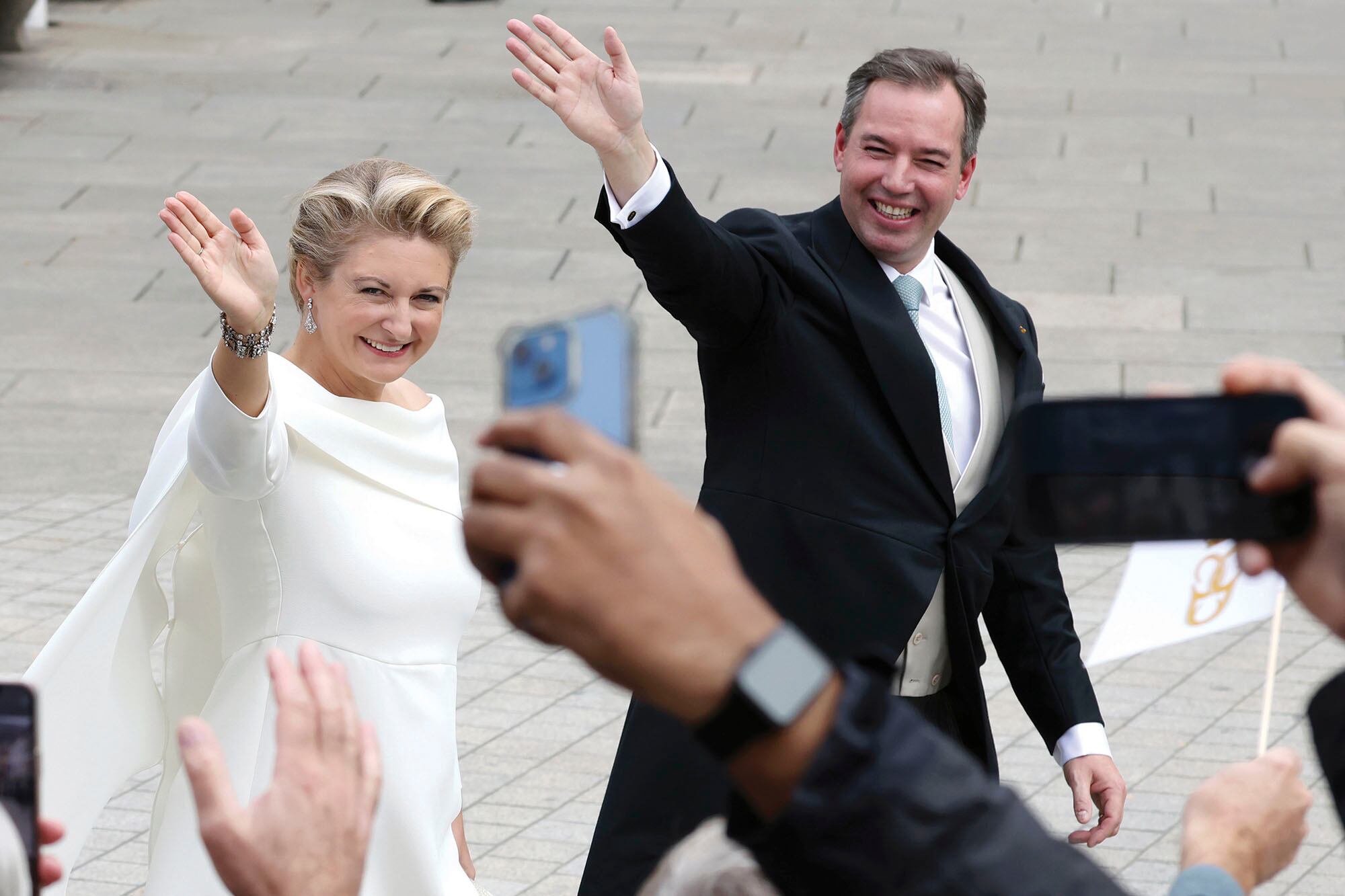 Para el momento del paseo por la plaza Guillame II, Stéphanie optó por un vestido-capa blanco de Natan Couture y Guillermo, el Gran Duque, por un frac