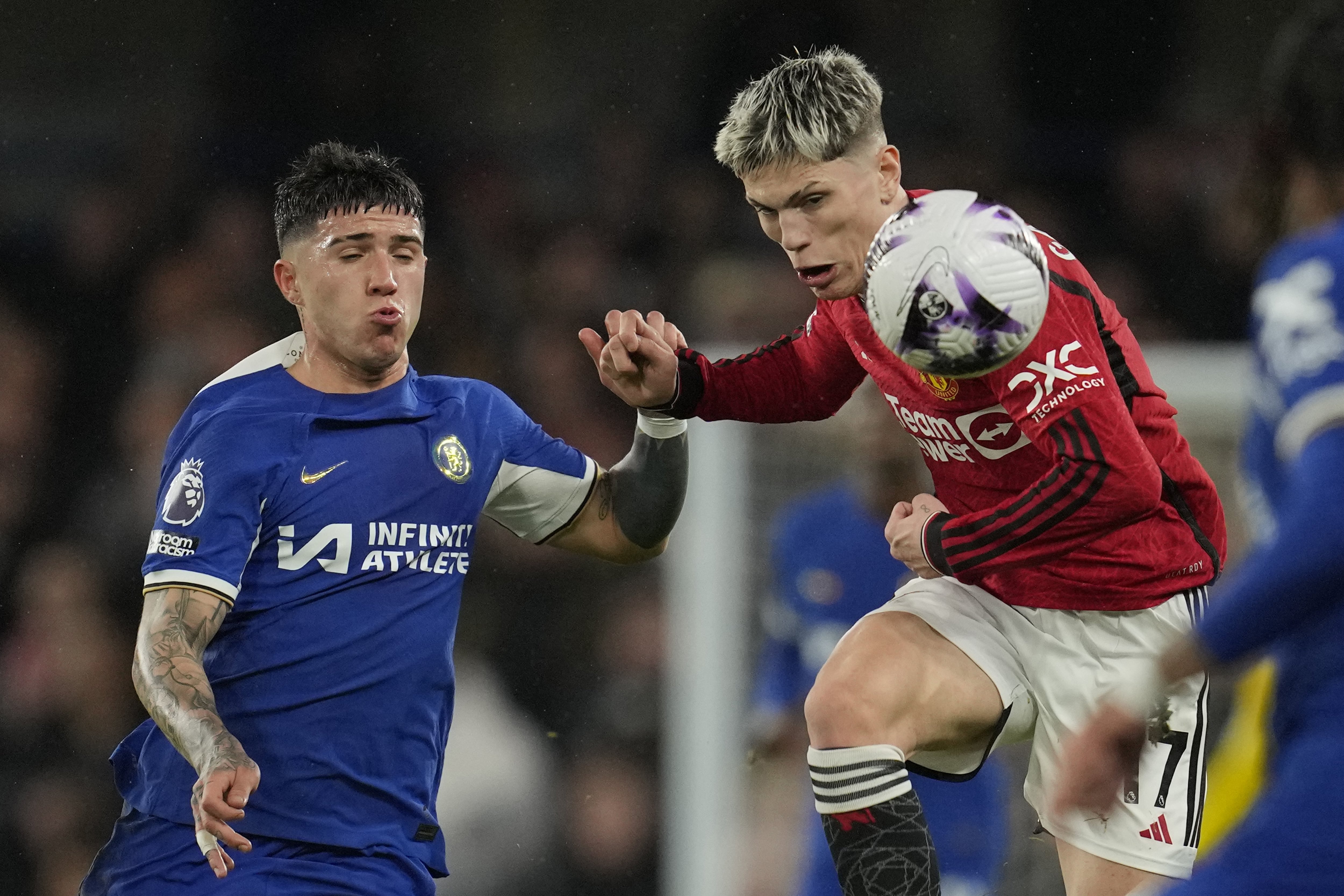 Enzo en puja con Alejandro Garnacho en un Chelsea vs. Manchester United en Stamford Bridge; los dos son candidatos a disputar la Copa América, pero el volante debe recuperarse de la pubalgia.