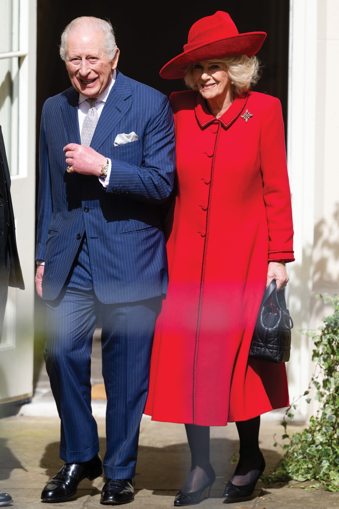 Un año más, los reyes Carlos y Camilla fueron los encargados de presidir la misa. Ella, con un abrigo rojo de Fiona Clare, que acompañó con sombrero al tono firmado por Philip Treacy, cartera Dior y un bonito broche que perteneció a su suegra, Isabel II