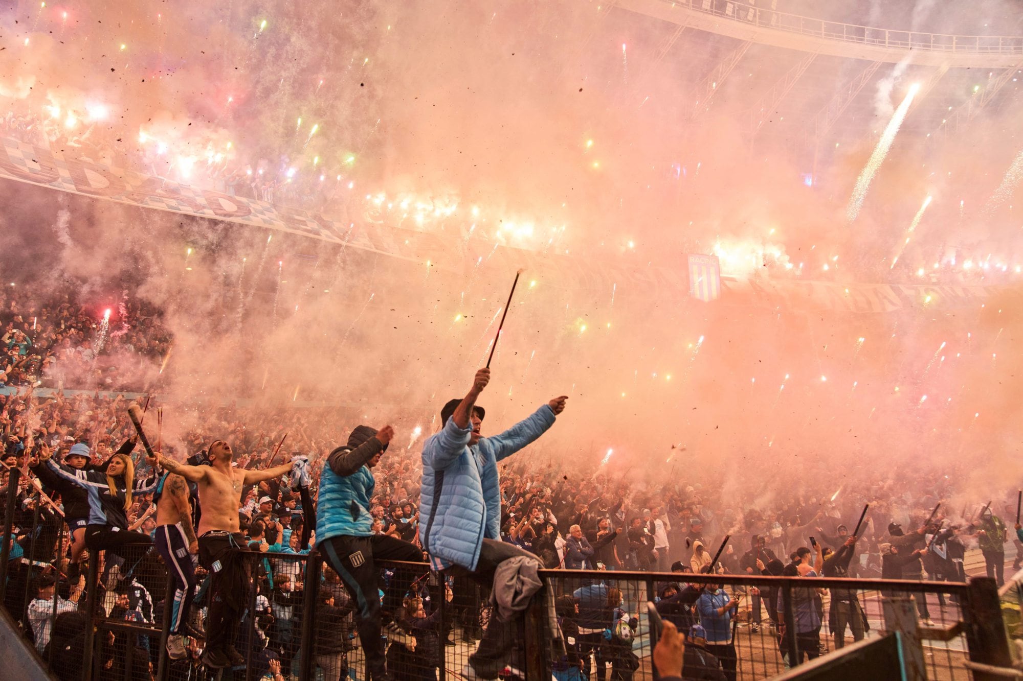 Por pirotecnia y racismo, Racing jugará partidos internacionales sin público y afrontará una multa