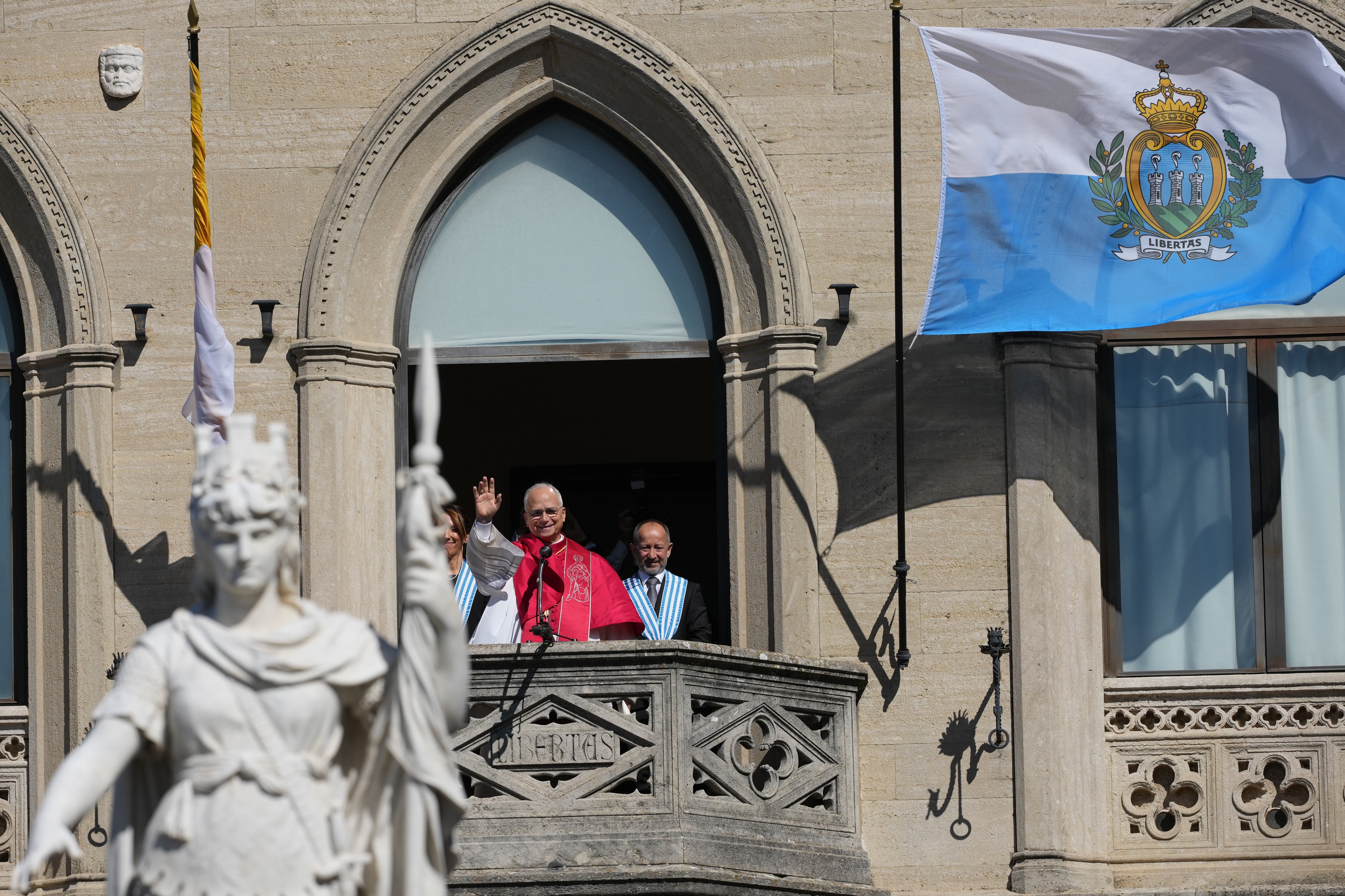 El papa León XIV saluda desde San Marino