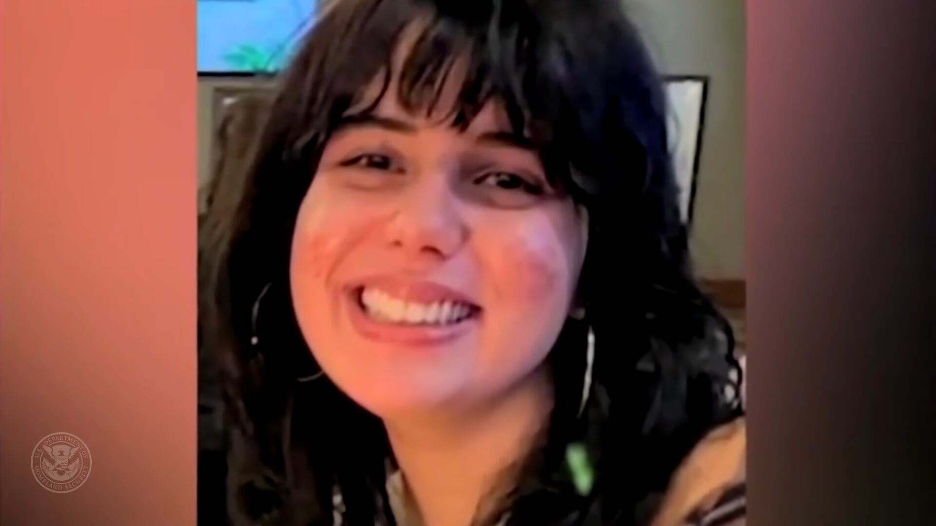 Katie Abraham estaba en su vehículo junto con su amiga Chloe Polzin; fueron embestidas por Julio Cucul-Bol, un inmigrante guatemalteco en situación irregular que luego escapó del lugar