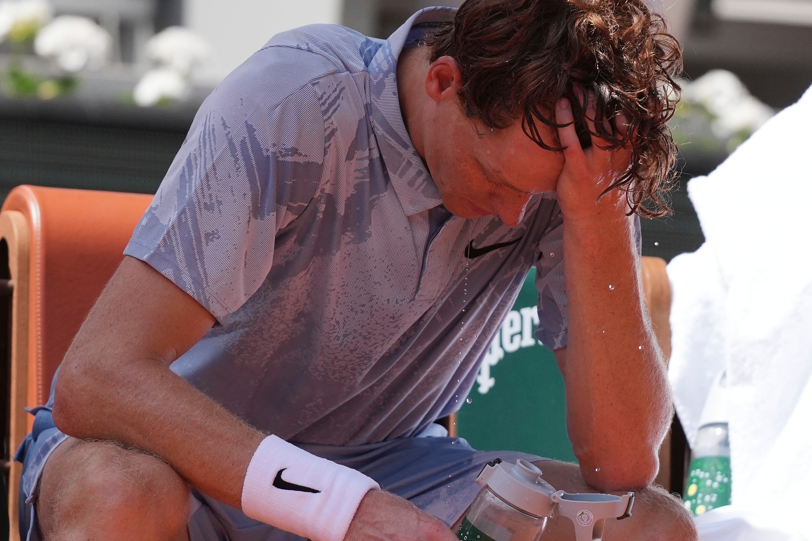 Jannik Sinner, descompuesto por el calor, en el último torneo de Roland Garros, cuando cayó en la segunda ronda con Juanma Cerúndolo