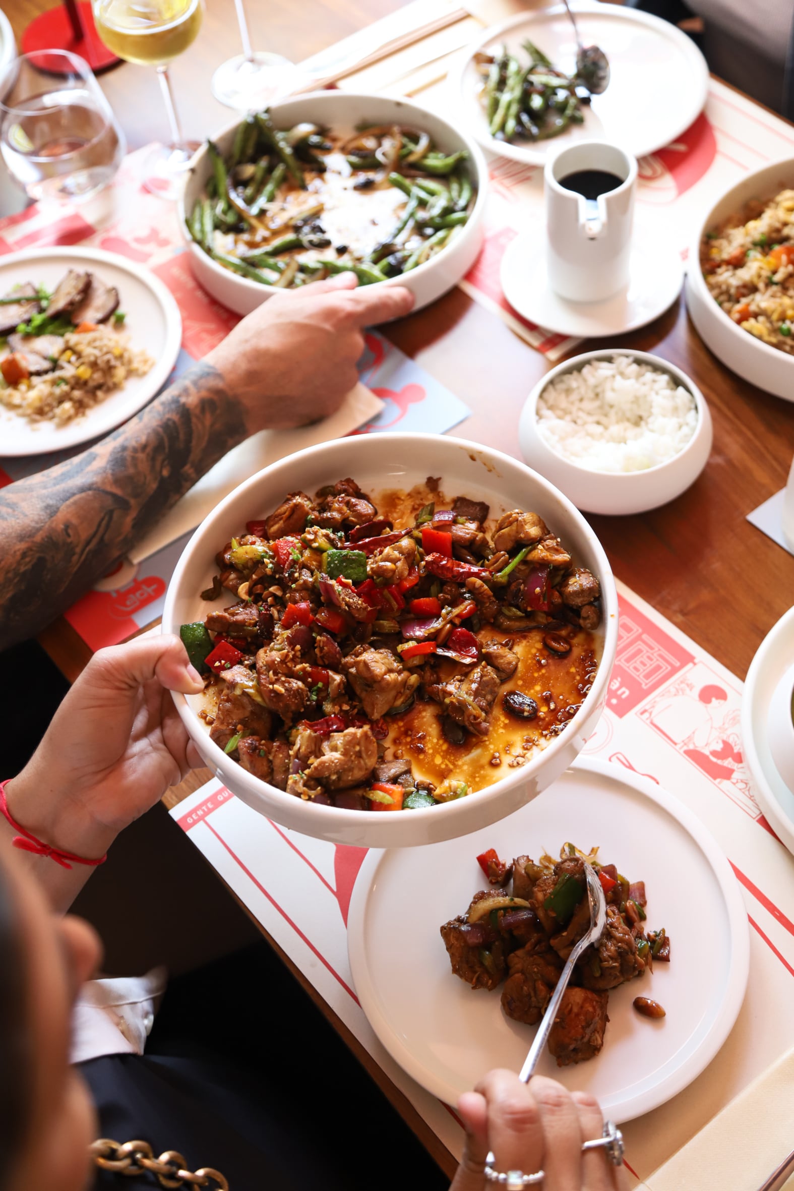 La carta ofrece platos clásicos y otros más aventureros, todos fieles a las recetas originales chinas.