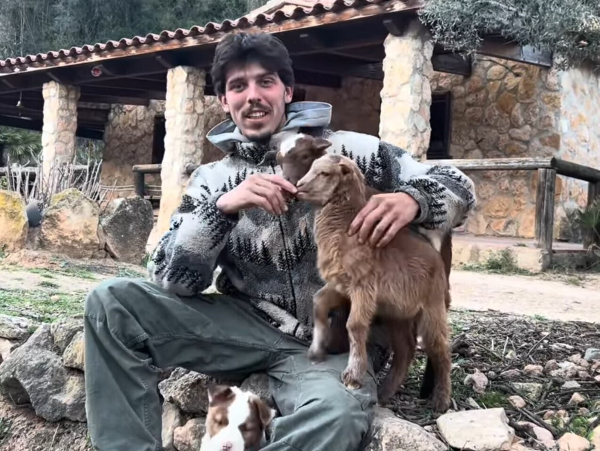 Iker transformó de manera radical su estilo de vida al abandonar la ciudad para instalarse en una casa oculta entre las montañas