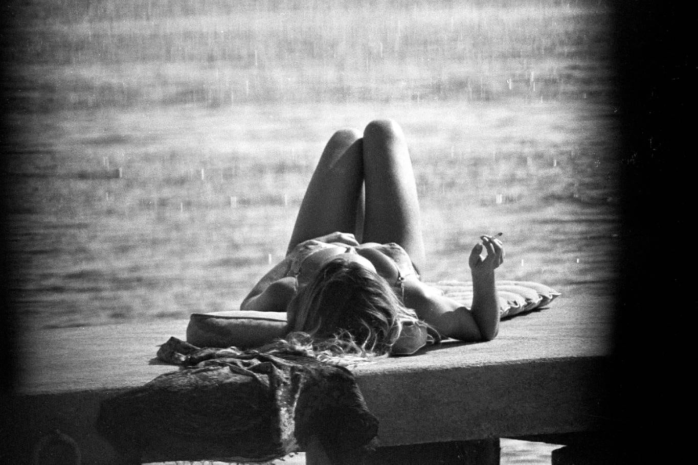 Brigitte Bardot toma sol en el muella de la villa La Madrague; la actriz siempre se vio asediada por los paparazzi