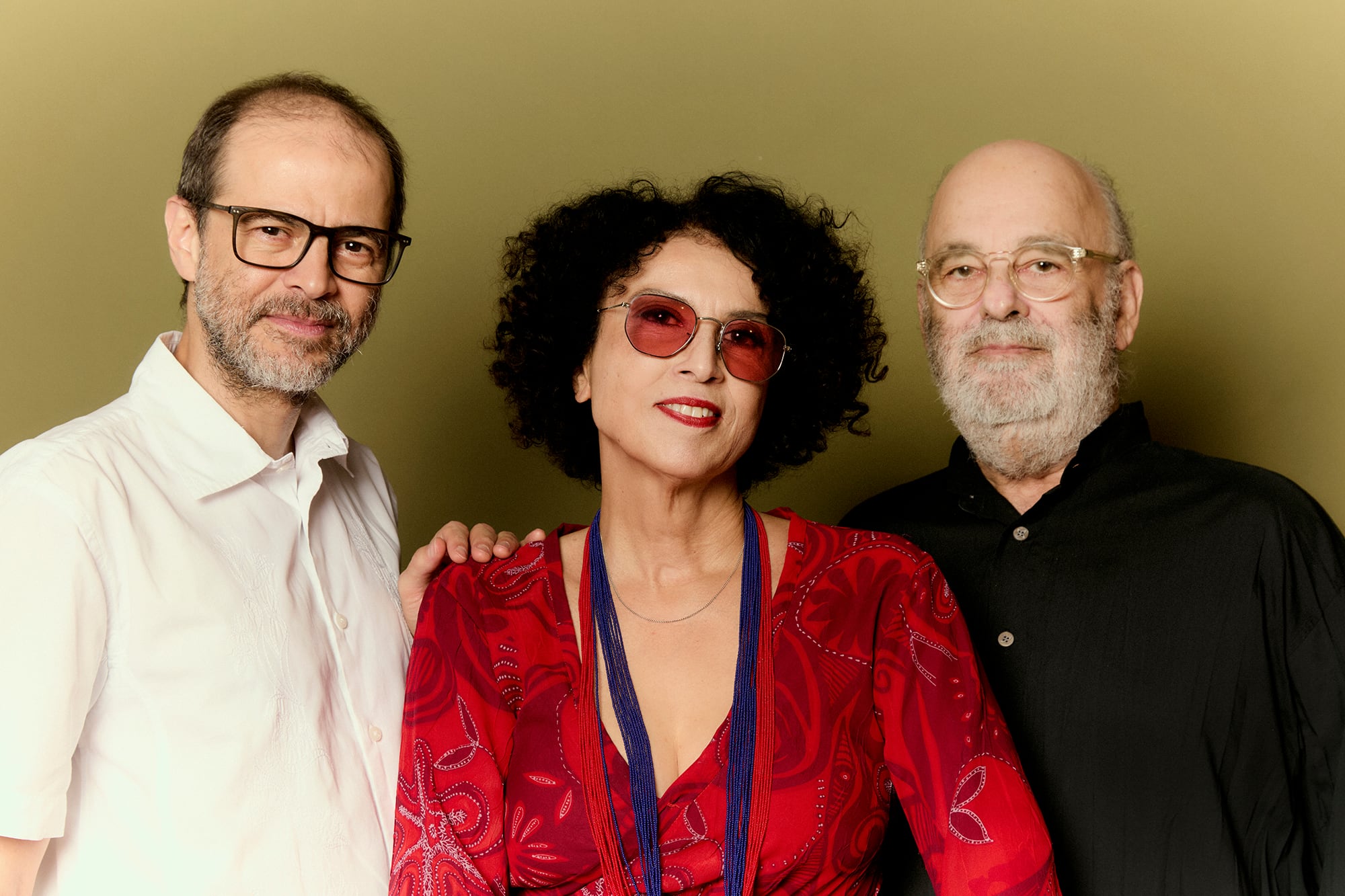 Moreno Veloso junto a la cantante Paula Morelenbaum y el violonchelista, arreglador y compositor Jaques Morelenbaum