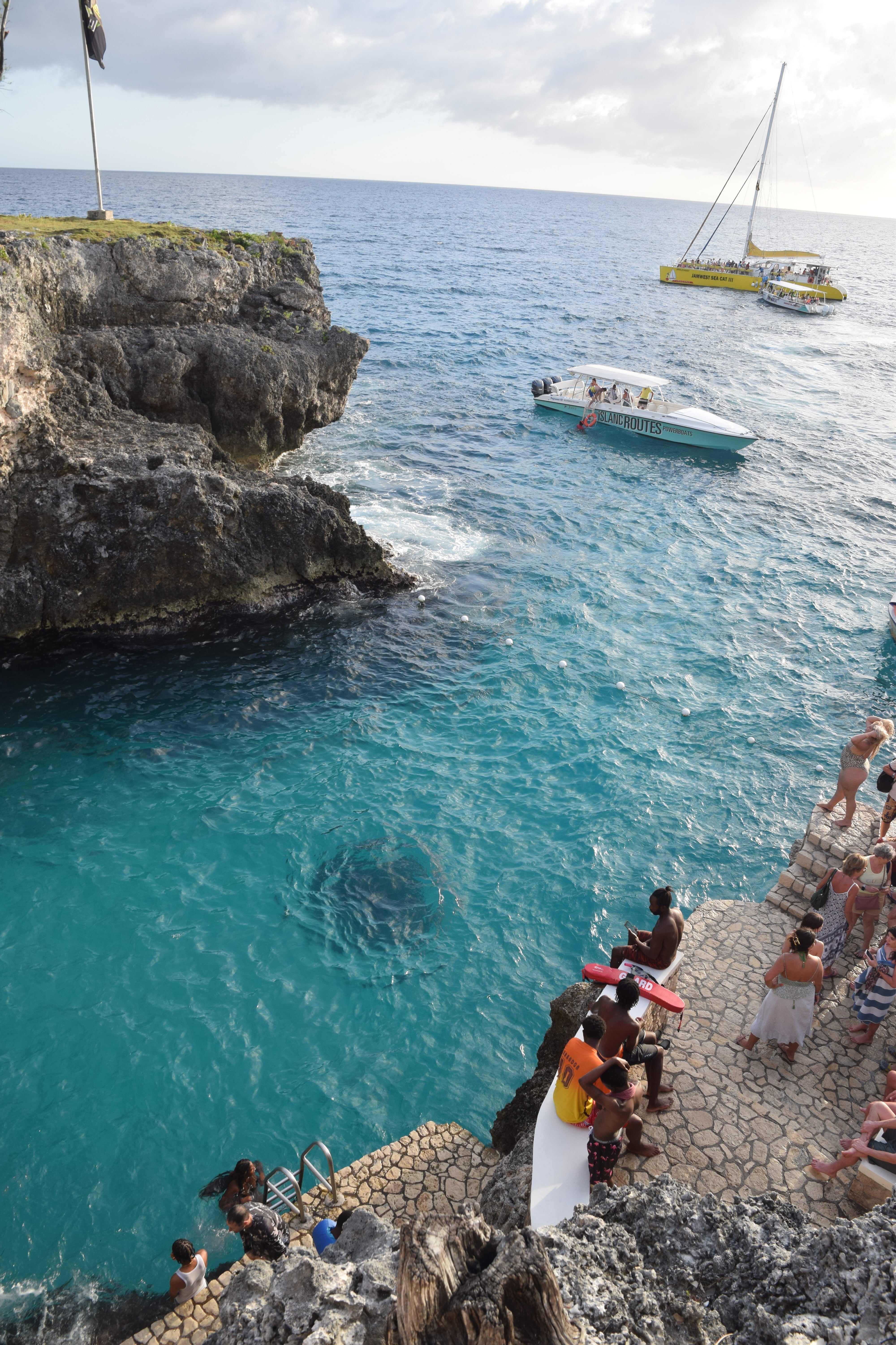 En The Cliffs de Negril, los saltos al mar desde los acantilados son un rito muy apreciado por los turistas
