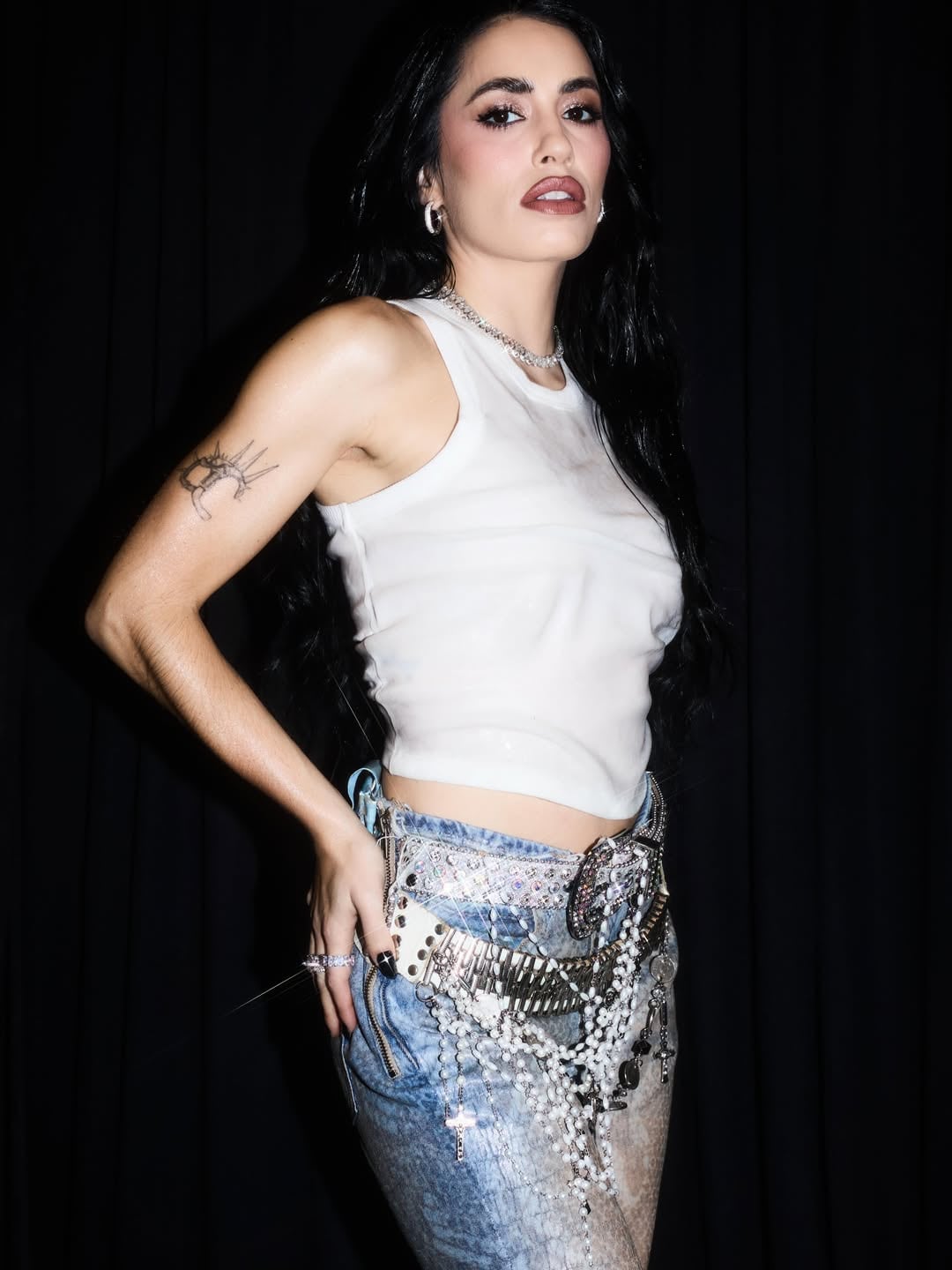 Lali Espósito con un look más urbano compuesto por una musculosa blanca básica y un jean intervenido (Foto: Instagram/@lali)