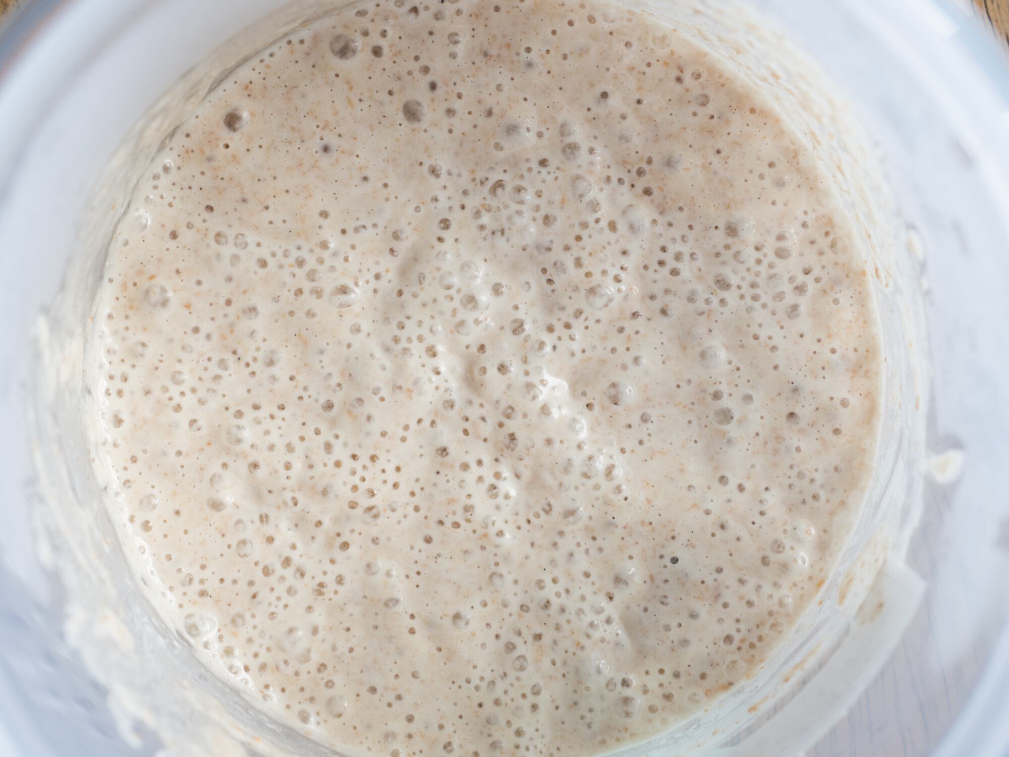 La preparación se realiza mezclando harina, agua y una cucharadita de azúcar