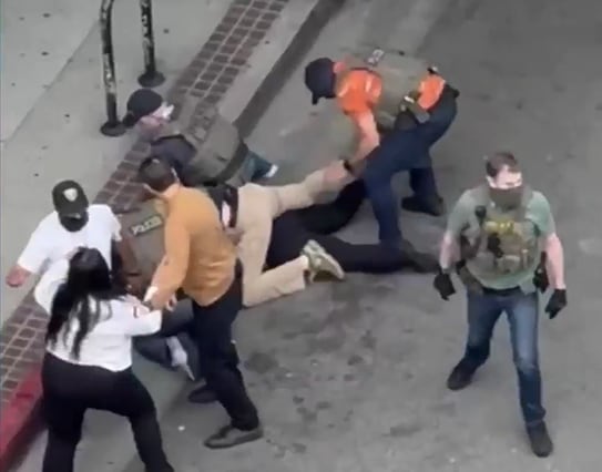 Una de las personas fue arrojada al piso por los agentes de ICE y a pesar de que intentaron ayudarlo, fue detenido