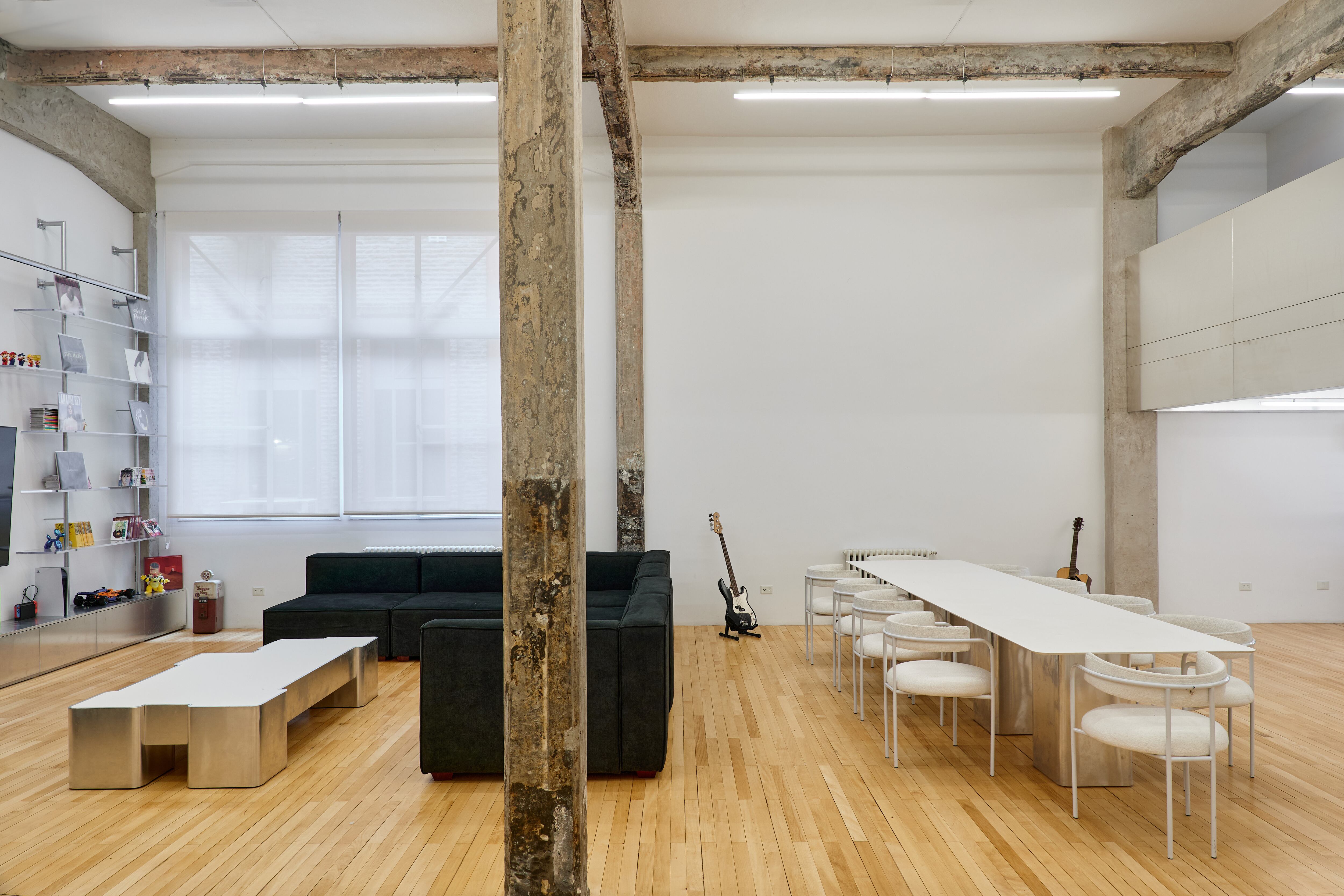 La mesa del comedor (Wollstudio) mide 4 metros de largo x 1 metro de ancho; la tapa es de Neolith blanco de 12 mm, y sus cuatro patas son de MDF enchapado en aluminio.
