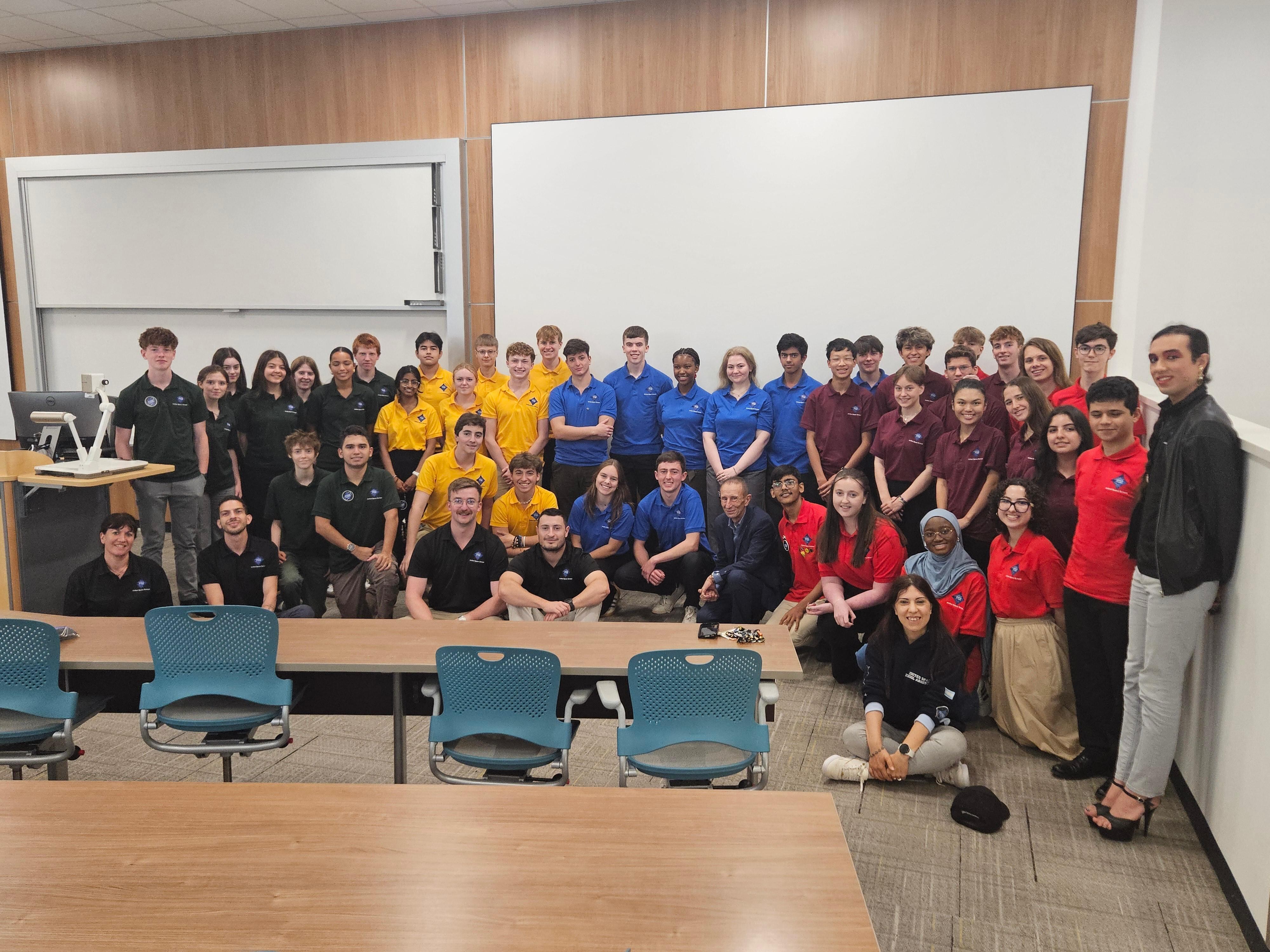 Participó en el diseño de una misión tripulada a Marte junto a estudiantes de distintos países