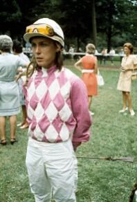 Robyn Smith en una de las carreras de caballo, 1973 (Susan Wood/Getty Images)