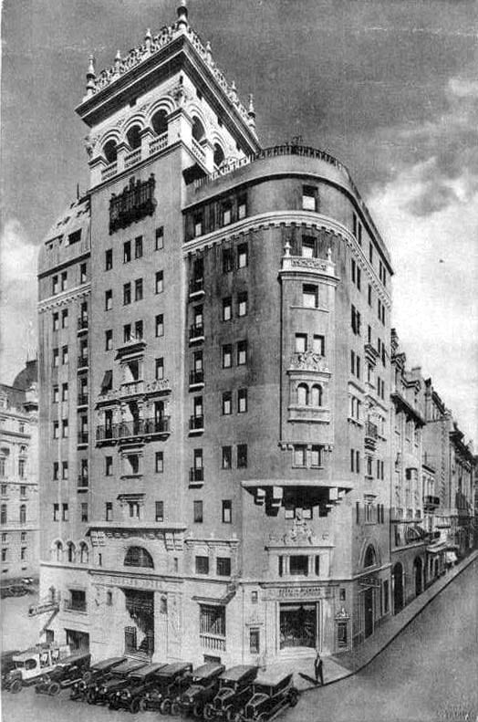 El edificio fue inspirado en un castillo ubicado en el valle del río Arve, en los Alpes franceses