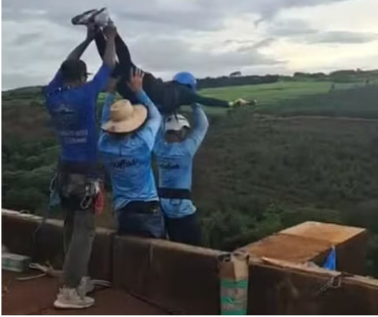 Una joven de 21 años murió después de ser lanzada sin cuerdas en un salto de bungee jumping