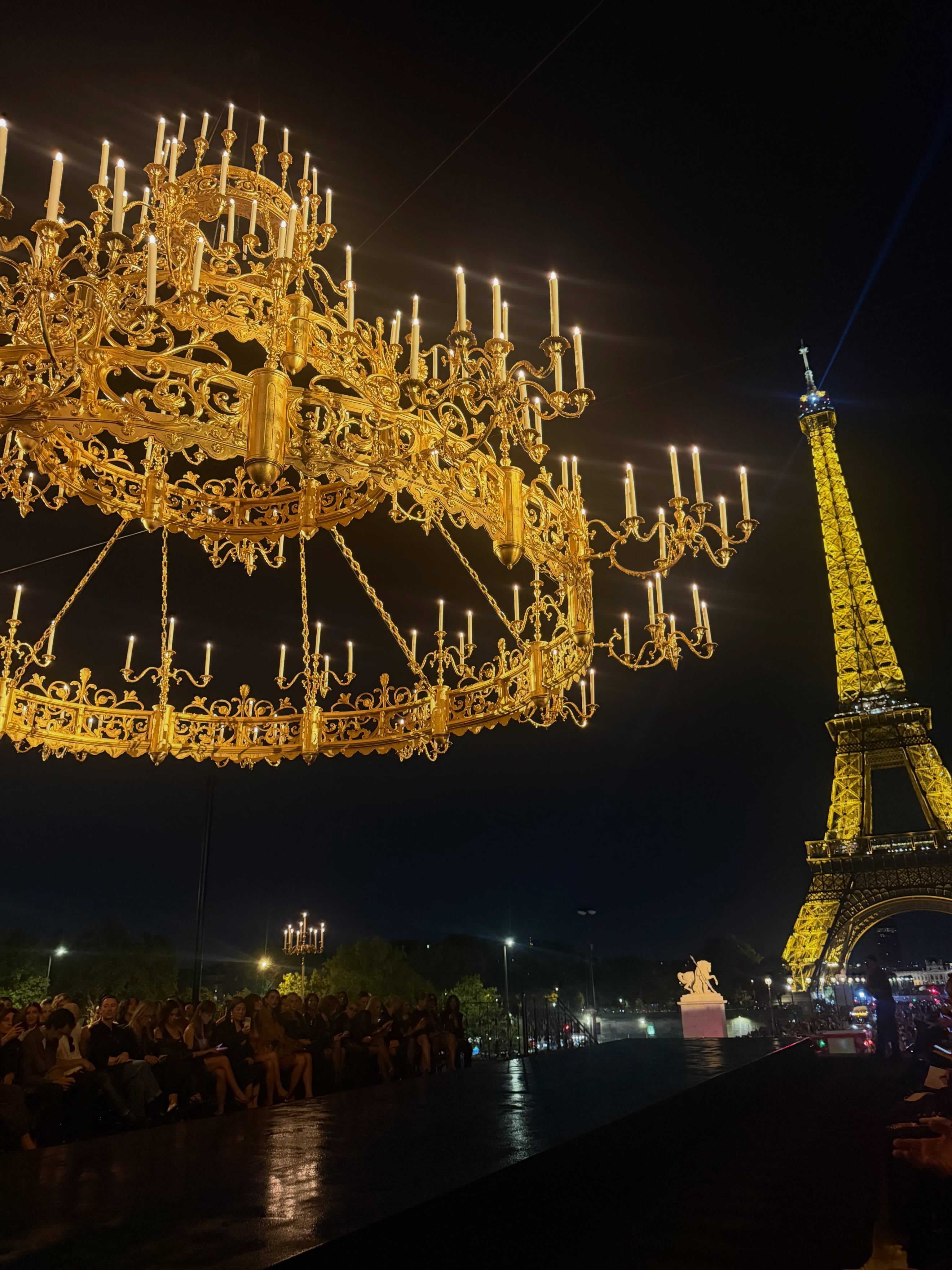 Lila Moss compartió una imagen de la majestuosa ambientación del desfile en sus redes: La Torre Eiffel de fondo en el desfile despedida de Anthony Vaccarello