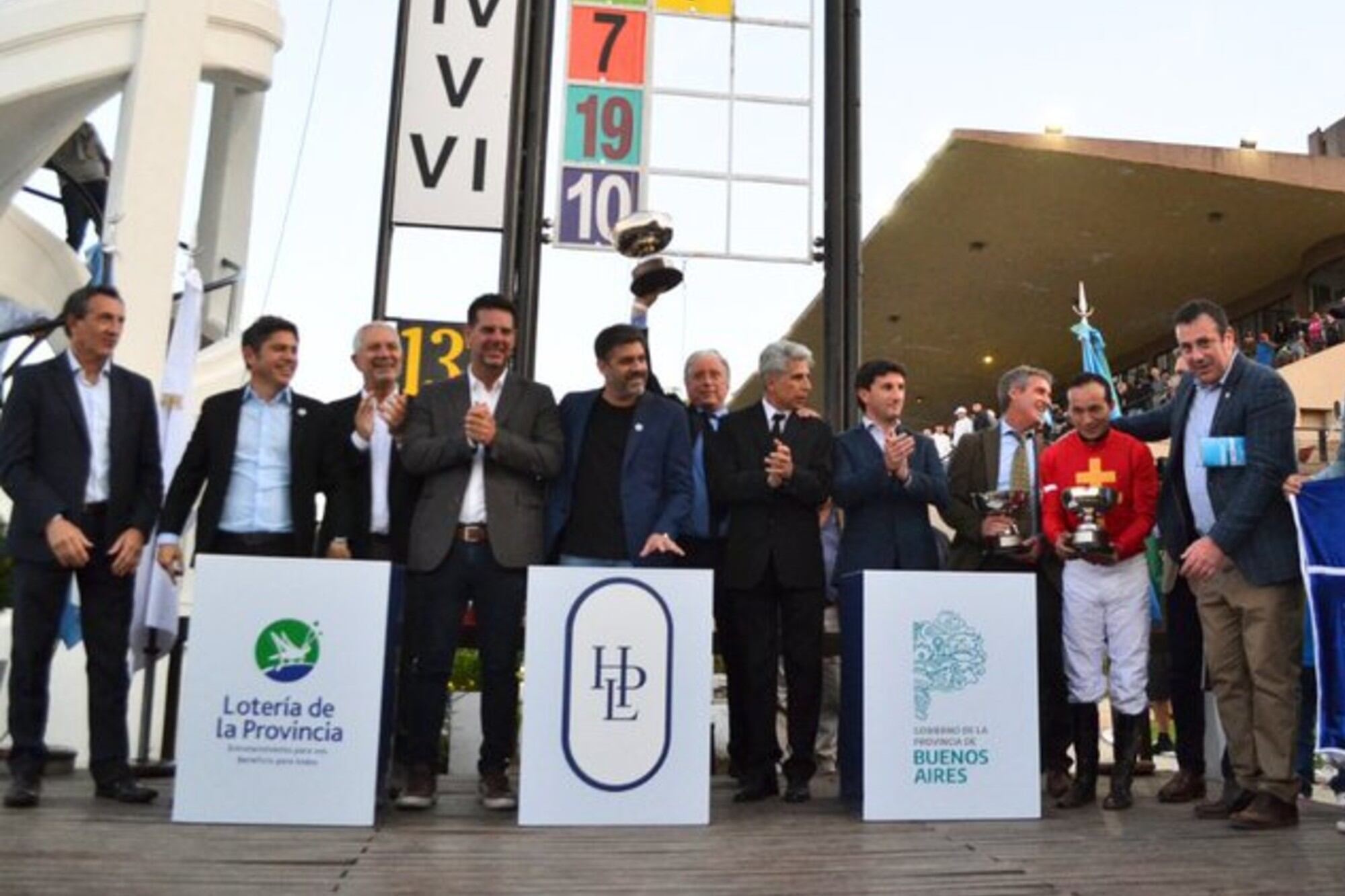 La entrega de premios del Dardo Rocha, con los ganadores en medio de una mayoría de autoridades y el gobernador Axel Kicillof