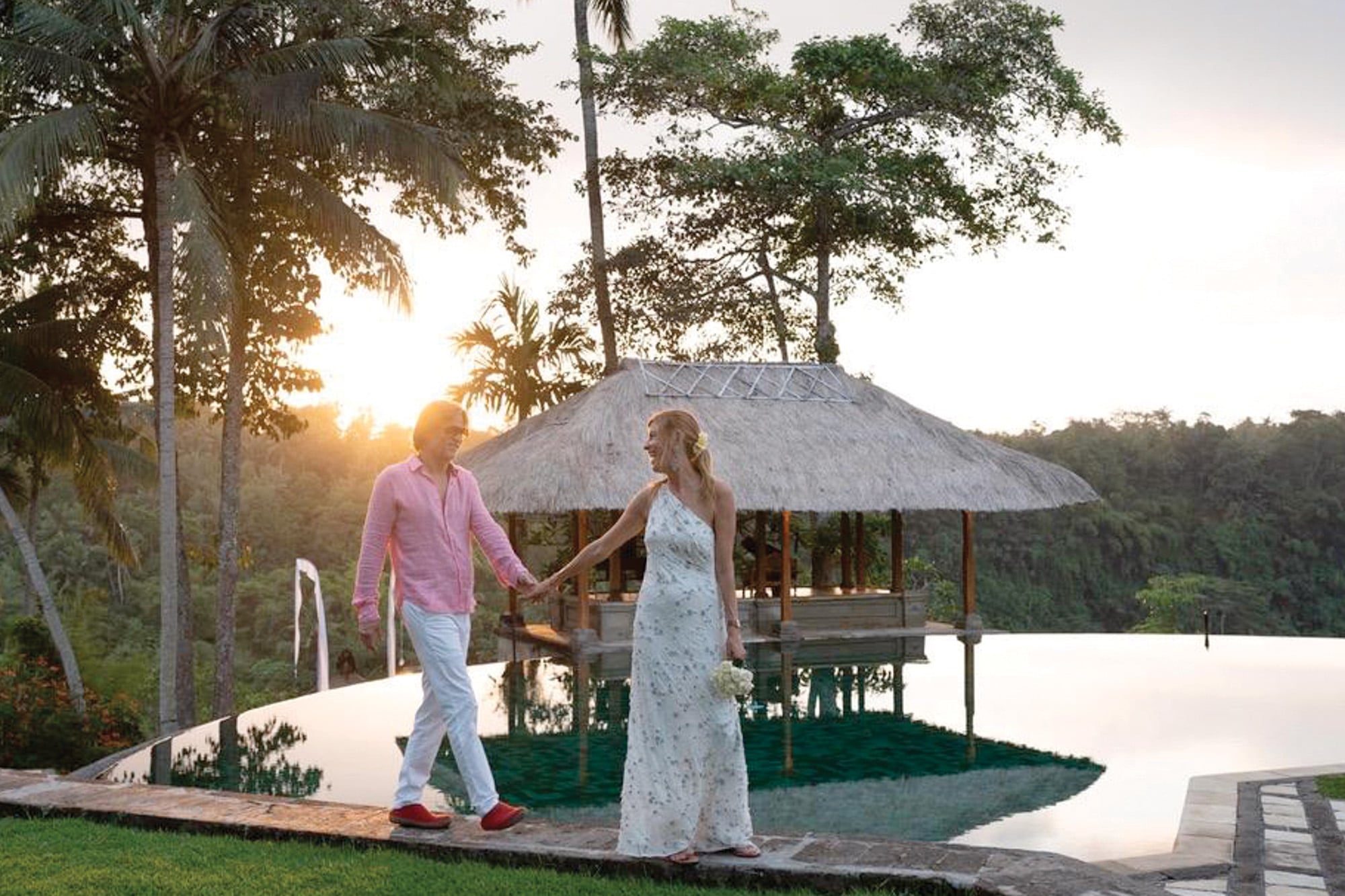 Abre las puertas de su casa. Soledad Costantini, editora y directora del Malba Literatura, posa junto a su marido, Eugenio Aguirre 10 La pareja se casó en Bali, en mayo de 2024, en una ceremonia íntima. Para su boda, ella llevó un vestido de Anushka Elliot