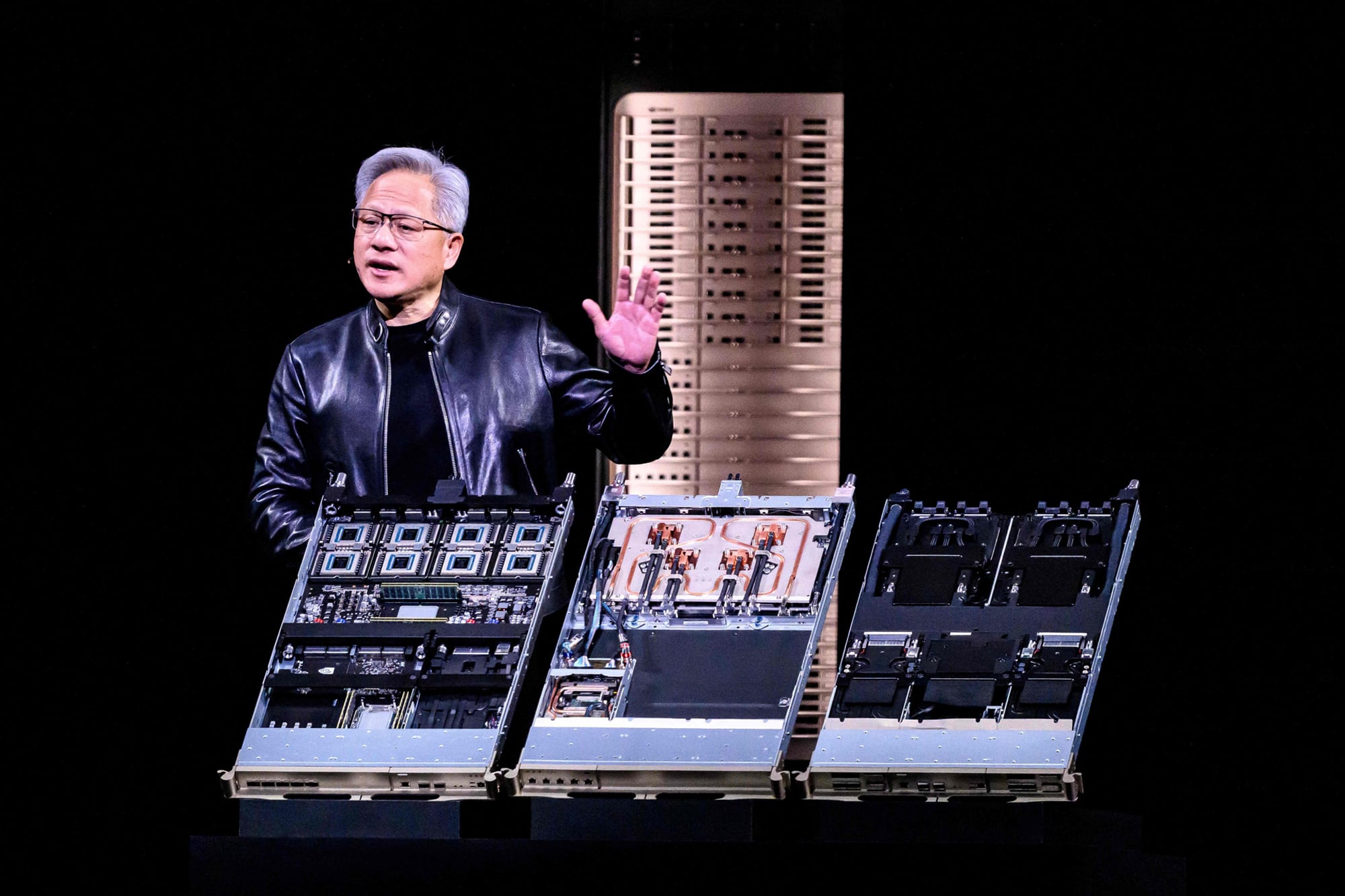 El CEO de Nvidia, Jensen Hwang, al presentar Vera Rubin, su nueva plataforma de procesadores para centros de datos de IA; la compañía quiere dejar de usar cobre para las conexiones y la estructura interna y mudarse a la fibra óptica, más rápida y con menor consumo energético