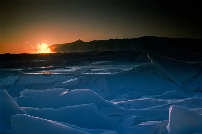 La Gran Diomedes se ve desde la Pequeña Diomedes, en el centro del estrecho de Bering. En invierno, la capa de hielo es tan gruesa que se puede cruzar caminando de EE.UU. a Rusia sin mojarse los pies