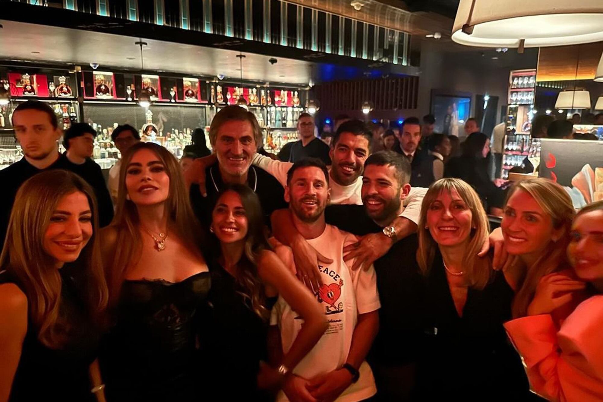 Messi y Antonela junto a Luis Suárez, Jordi Alba y Sergio Busquets en Papi Steak. Esa noche, se encontraron en el lugar con Sofía Vergara