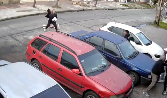 Una mujer se defendió de tres delincuentes que intentaron robarle a su marido: les tiró un botellazo