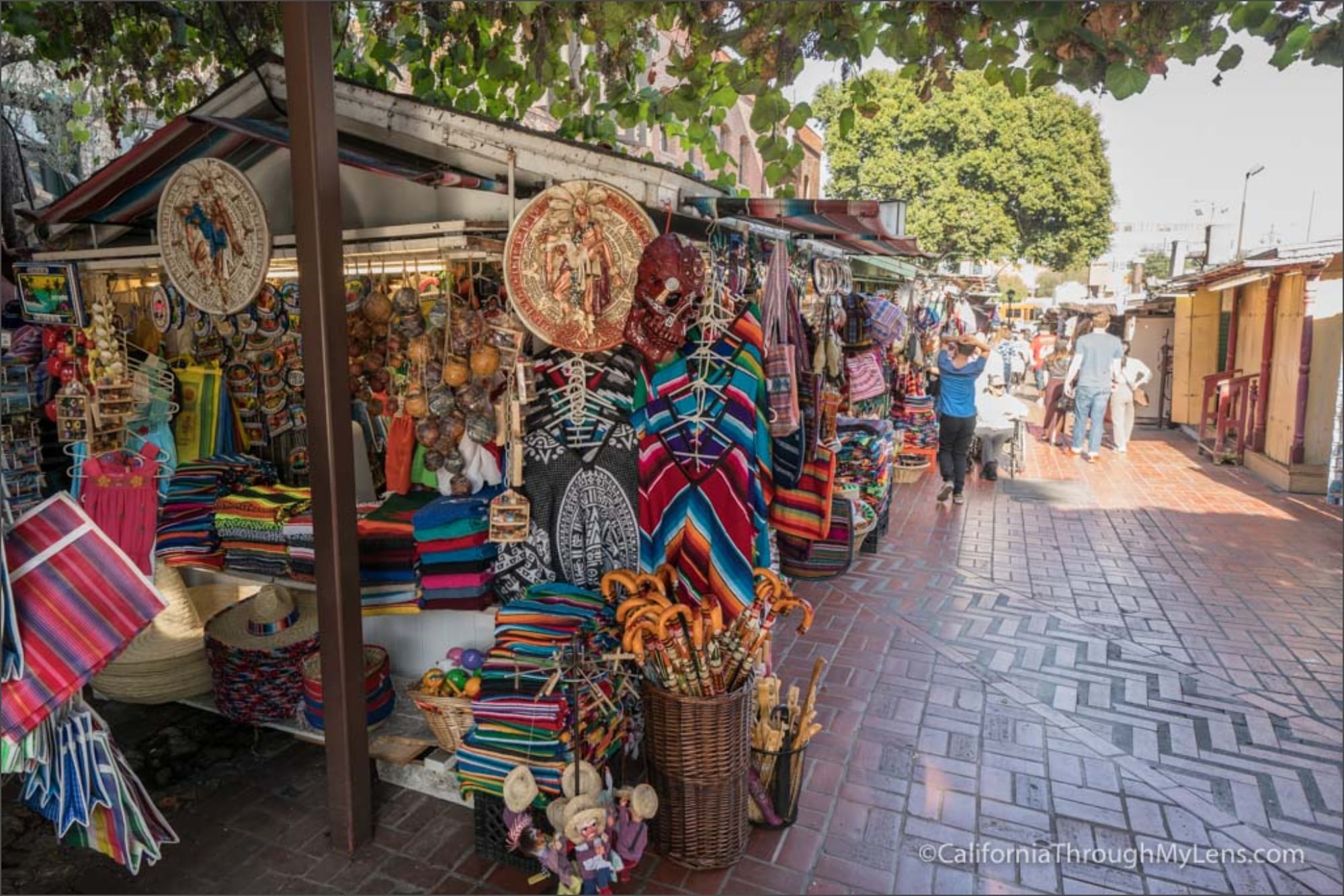 El Mundial 2026 llevó miles de visitantes a California, pero el flujo no impactó positivamente en los negocios del mercado mexicano de la calle Olvera