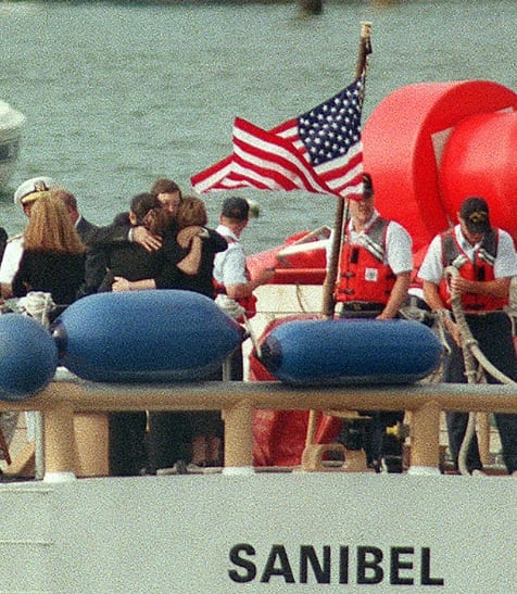 El 22 de julio de 1999, las familias Kennedy y Bessette depositaron las cenizas de sus seres queridos en el mar