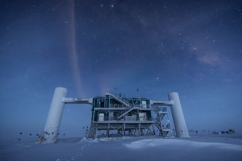 El Observatorio de Neutrinos IceCube, ideado por el premio Nobel de Física de este año, Francis Halzen, rastrea los neutrinos que se originan en el cosmos distante