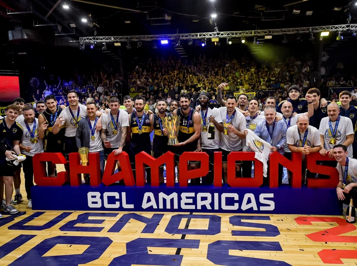 Alejandro “Bocha” De Simone, de camisa celeste, celebra junto a los jugadores la conquista de la Basketball Champions League Américas.