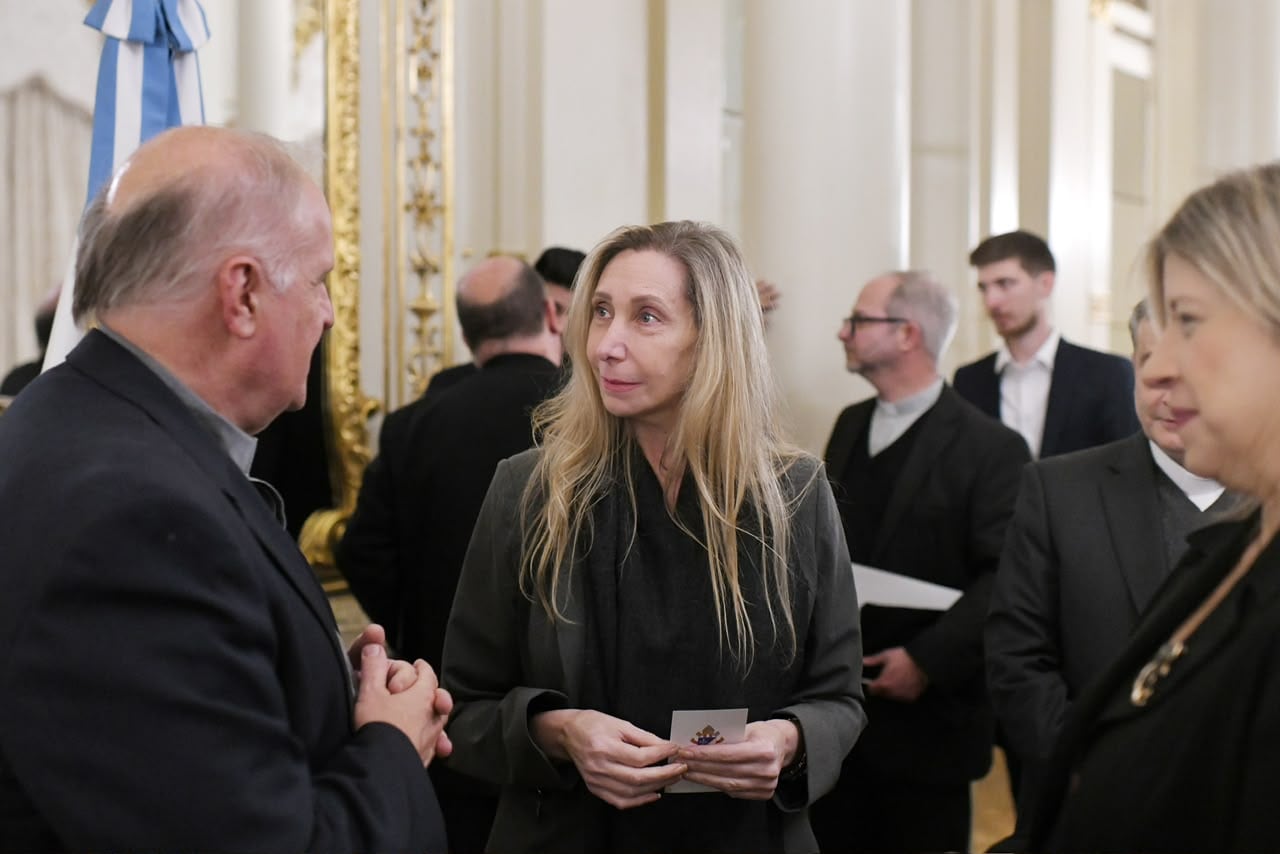 Karina Milei y Alejandra Monteoliva, junto al nuncio apostólico