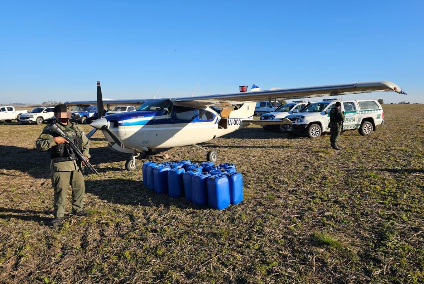 Gendarmería concretó el secuestro de una avioneta narco y más de 300 kilos de cocaína en Villa Eloísa