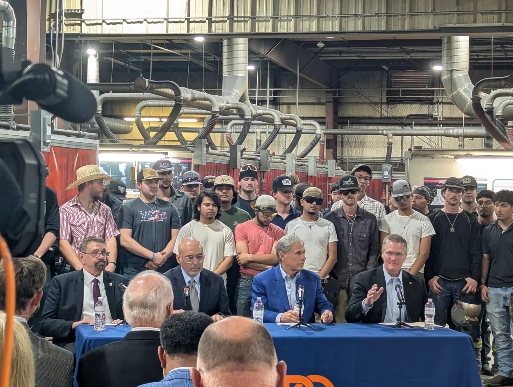 El gobernador Greg Abbott mantiene medidas estricas en la seguridad fronteriza; esto complica los permisos laborales estatales para migrantes