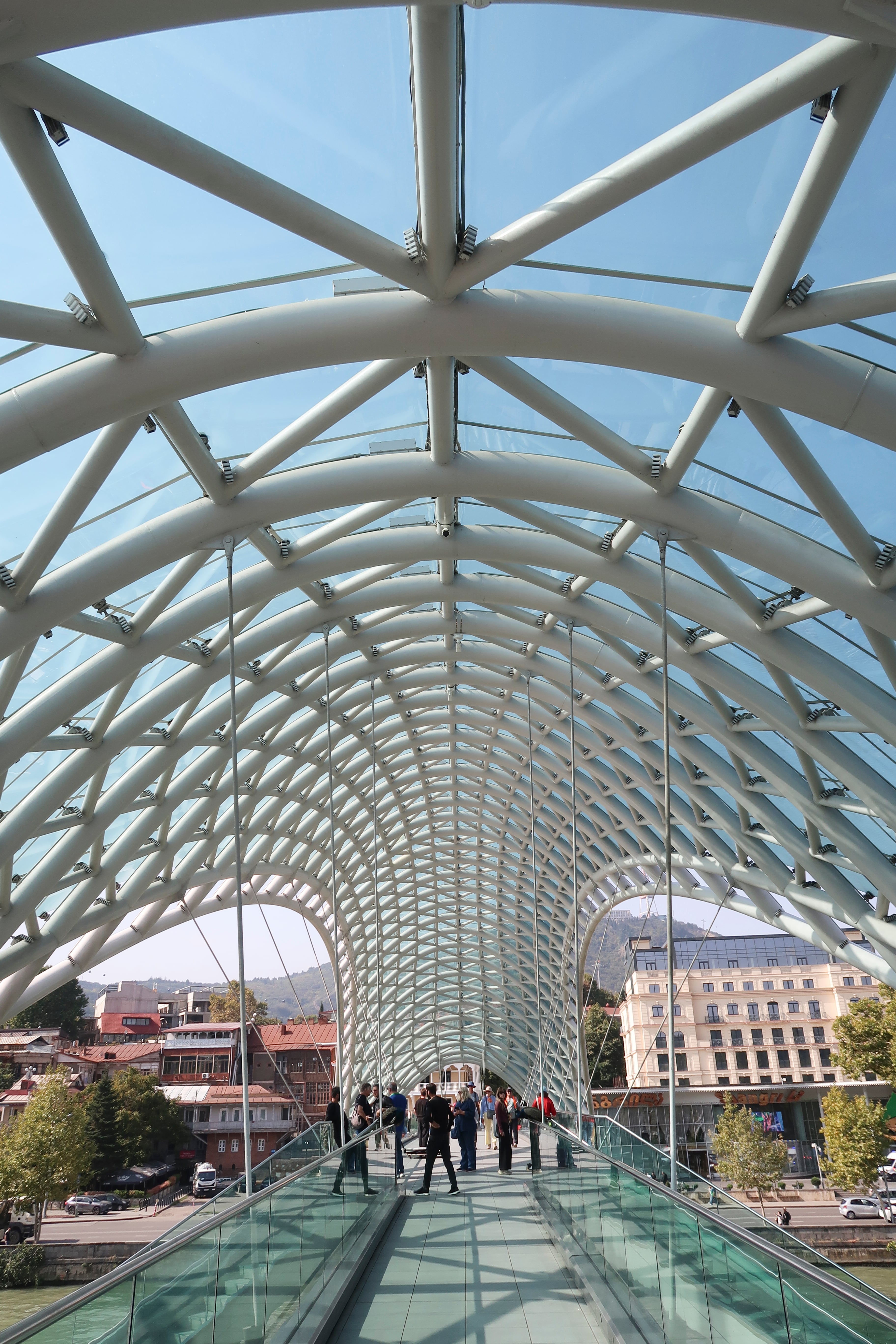 En el Puente de la Paz, diseño del arquitecto italiano Michele de Lucchi, hay movimiento a toda hora