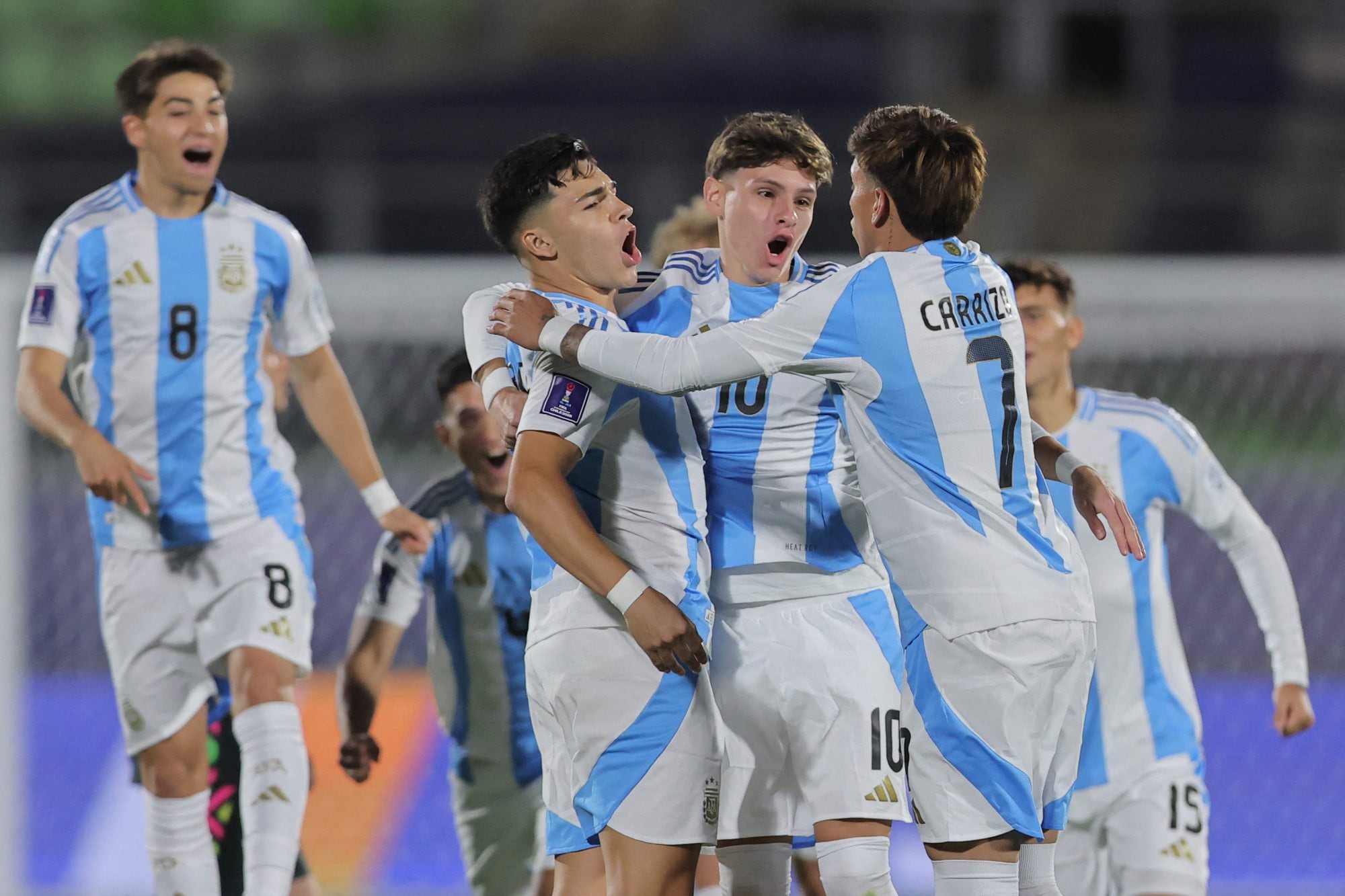 Alejo Sarco, que anotó tres goles en dos partidos, festeja junto a Álvaro Montoro (19) y Maher Carrizo (7); tres juveniles forjados en Vélez que se destacan en el Mundial Sub 20 de Chile